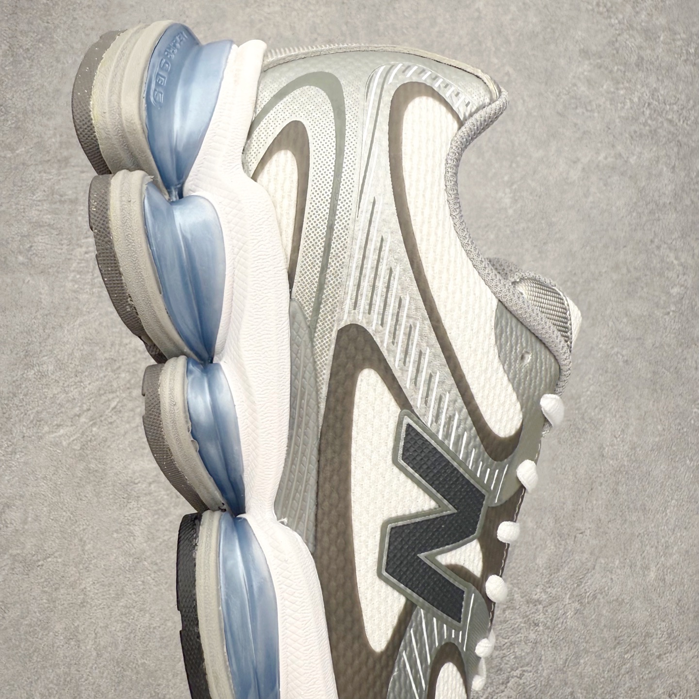 图片[6]-New Balance NB2000 舒适百搭防滑耐磨低帮 休闲跑步鞋 New Balance 在近两年的球鞋市场屡出奇招，在经典鞋型保持进一步增长的同时，推出的每一款新鞋型也都有傲人的战绩。在 327、9060 等鞋型获得成功之后，今天 New Balance 家族又迎来了新鲜血液的注入。这双 New Balance 2000 依然是融合了新旧元素的跑鞋造型，命名为 2000，或许是它的设计理念有着 Y2K 的血统。最大的亮点，在于这双鞋的中底。外侧以五个 ABZORB 单元，带来极具辨识度和冲击力的视觉效果，让这双鞋在外观和脚感方面都颇具吸引力。尺码：36 37 37.5 38 38.5 39 40 40.5 41 42 42.5 43 44 45 46-选品中心