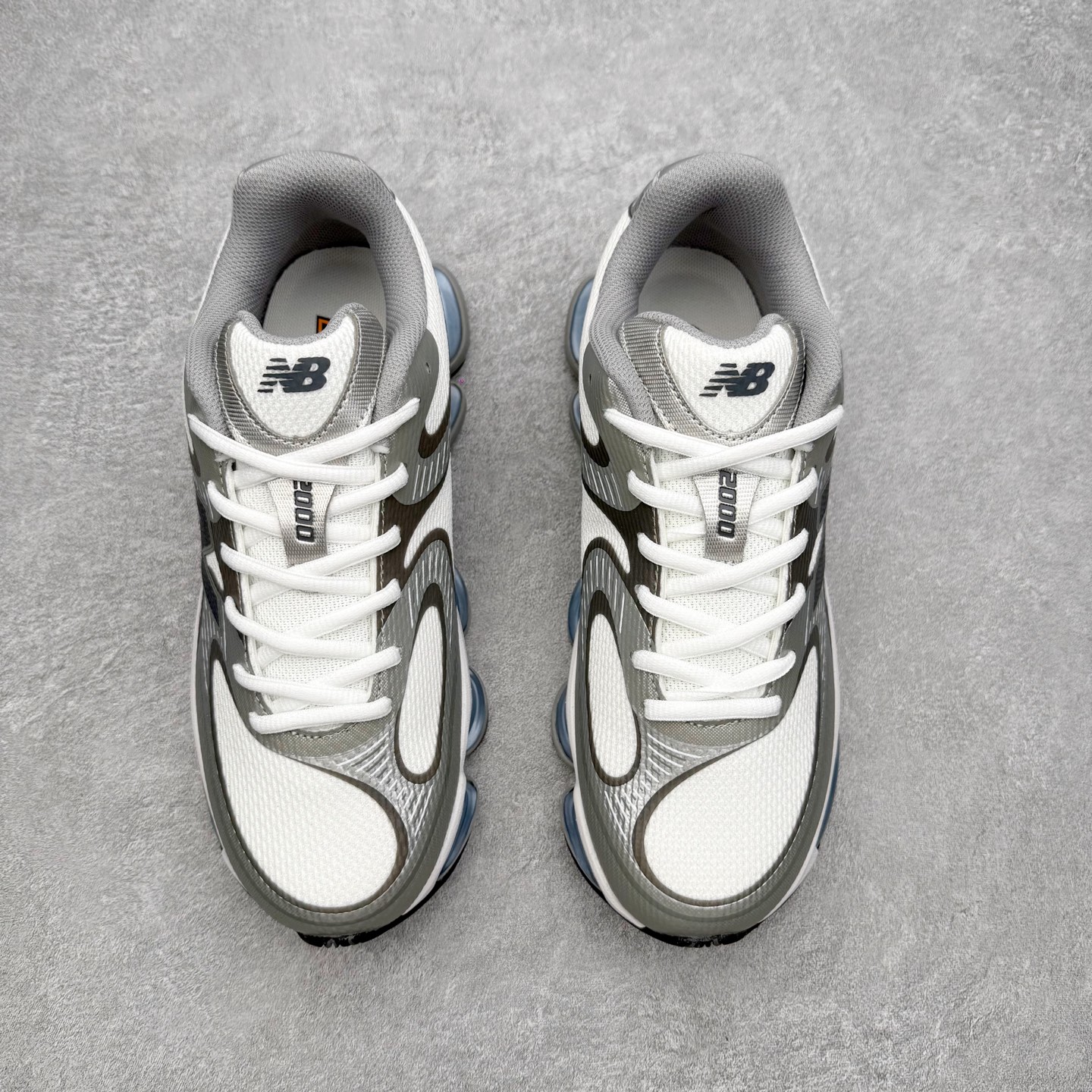 图片[2]-New Balance NB2000 舒适百搭防滑耐磨低帮 休闲跑步鞋 New Balance 在近两年的球鞋市场屡出奇招，在经典鞋型保持进一步增长的同时，推出的每一款新鞋型也都有傲人的战绩。在 327、9060 等鞋型获得成功之后，今天 New Balance 家族又迎来了新鲜血液的注入。这双 New Balance 2000 依然是融合了新旧元素的跑鞋造型，命名为 2000，或许是它的设计理念有着 Y2K 的血统。最大的亮点，在于这双鞋的中底。外侧以五个 ABZORB 单元，带来极具辨识度和冲击力的视觉效果，让这双鞋在外观和脚感方面都颇具吸引力。尺码：36 37 37.5 38 38.5 39 40 40.5 41 42 42.5 43 44 45 46-选品中心