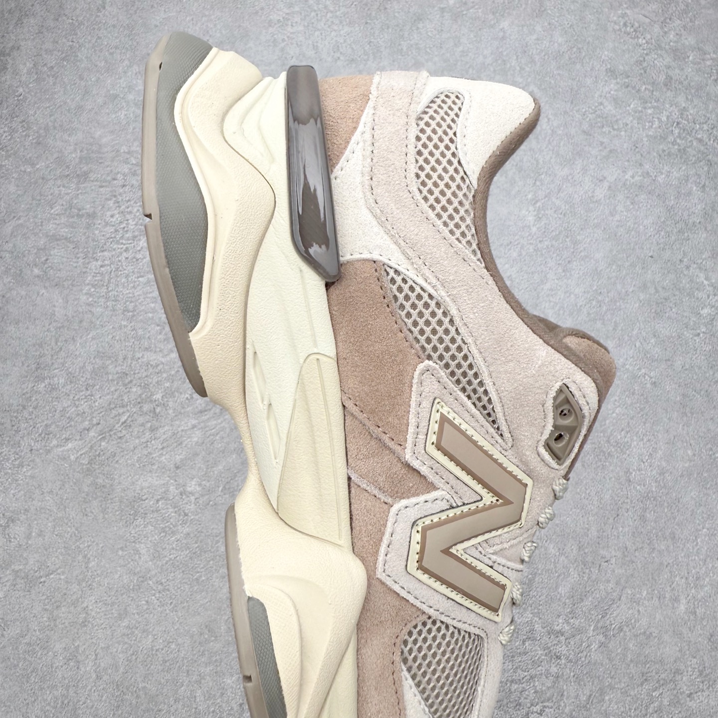 图片[6]-New Balance NB9060 复古运动鞋 新百伦又带来了新鞋型 并且是与芝加哥街头品牌 Joe Freshgoods 的联名款 鞋身主体采用了类似 990 系列的设计风格 与传统复古慢跑鞋区别不大 最大的变化就是鞋底部分 在传统设计的中底外层 增加了多个分区的模块 圆润的线条设计与我们熟悉的 New Balance 风格截然不同 但与同样充满弧形线条的鞋面搭配 看起来毫无违和感 尺码：36-45-选品中心