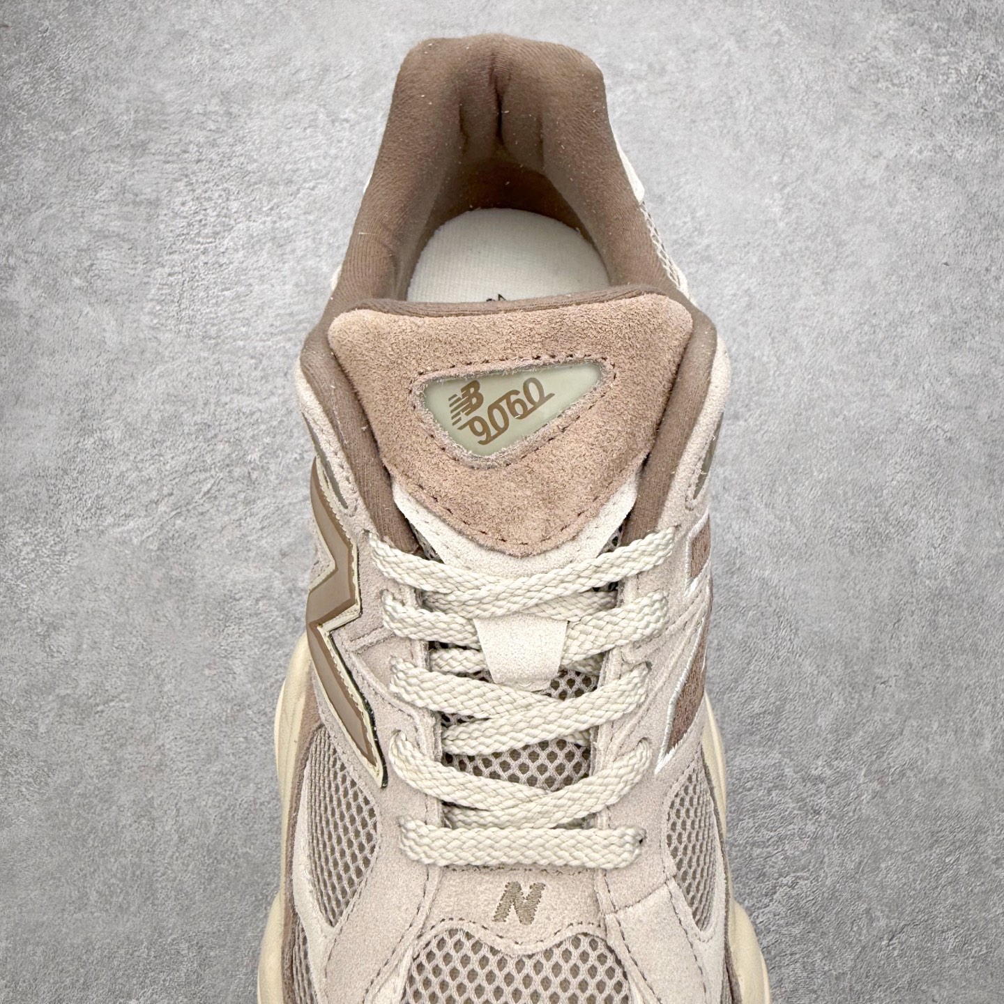 图片[5]-New Balance NB9060 复古运动鞋 新百伦又带来了新鞋型 并且是与芝加哥街头品牌 Joe Freshgoods 的联名款 鞋身主体采用了类似 990 系列的设计风格 与传统复古慢跑鞋区别不大 最大的变化就是鞋底部分 在传统设计的中底外层 增加了多个分区的模块 圆润的线条设计与我们熟悉的 New Balance 风格截然不同 但与同样充满弧形线条的鞋面搭配 看起来毫无违和感 尺码：36-45-选品中心