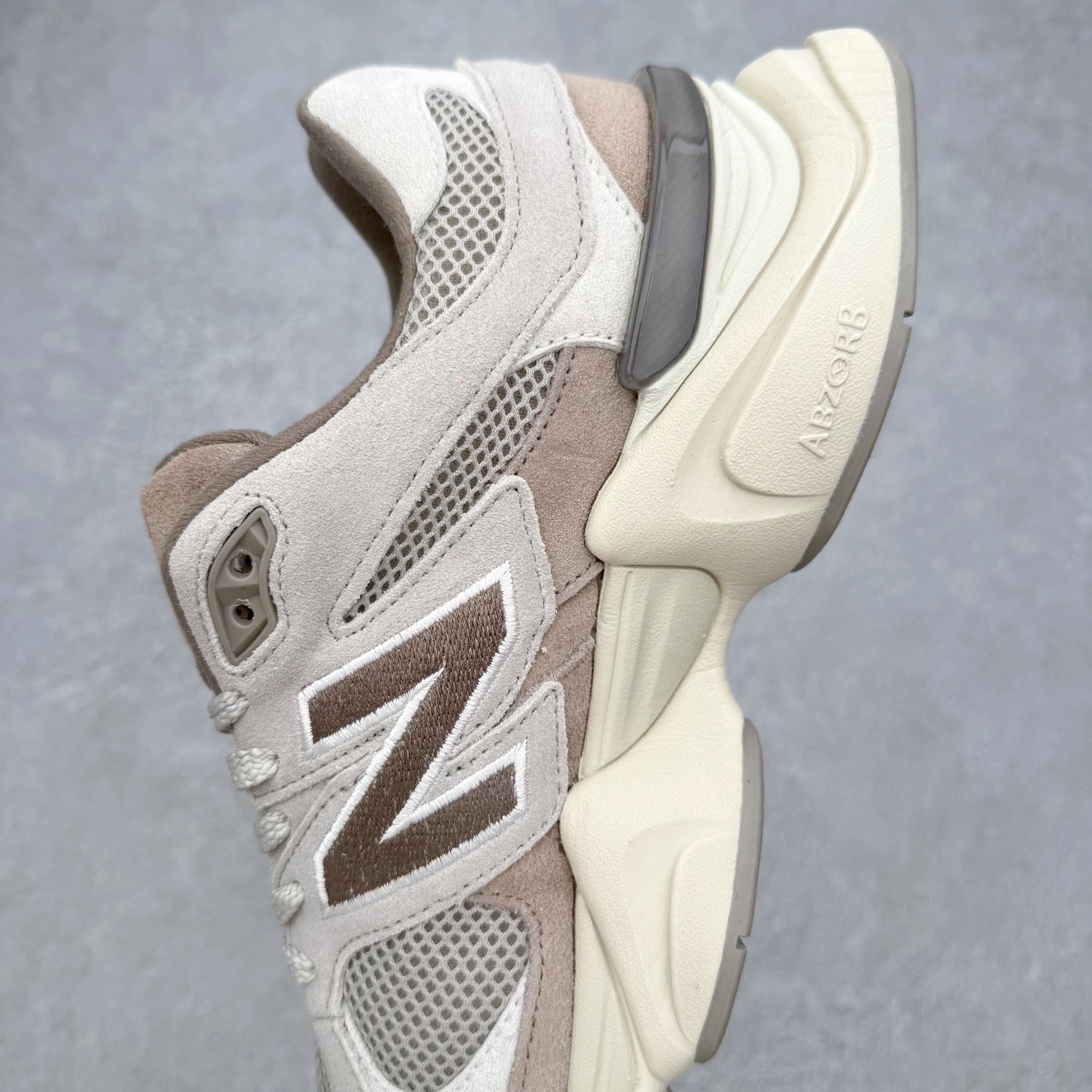 图片[7]-New Balance NB9060 复古运动鞋 新百伦又带来了新鞋型 并且是与芝加哥街头品牌 Joe Freshgoods 的联名款 鞋身主体采用了类似 990 系列的设计风格 与传统复古慢跑鞋区别不大 最大的变化就是鞋底部分 在传统设计的中底外层 增加了多个分区的模块 圆润的线条设计与我们熟悉的 New Balance 风格截然不同 但与同样充满弧形线条的鞋面搭配 看起来毫无违和感 尺码：36-45-选品中心