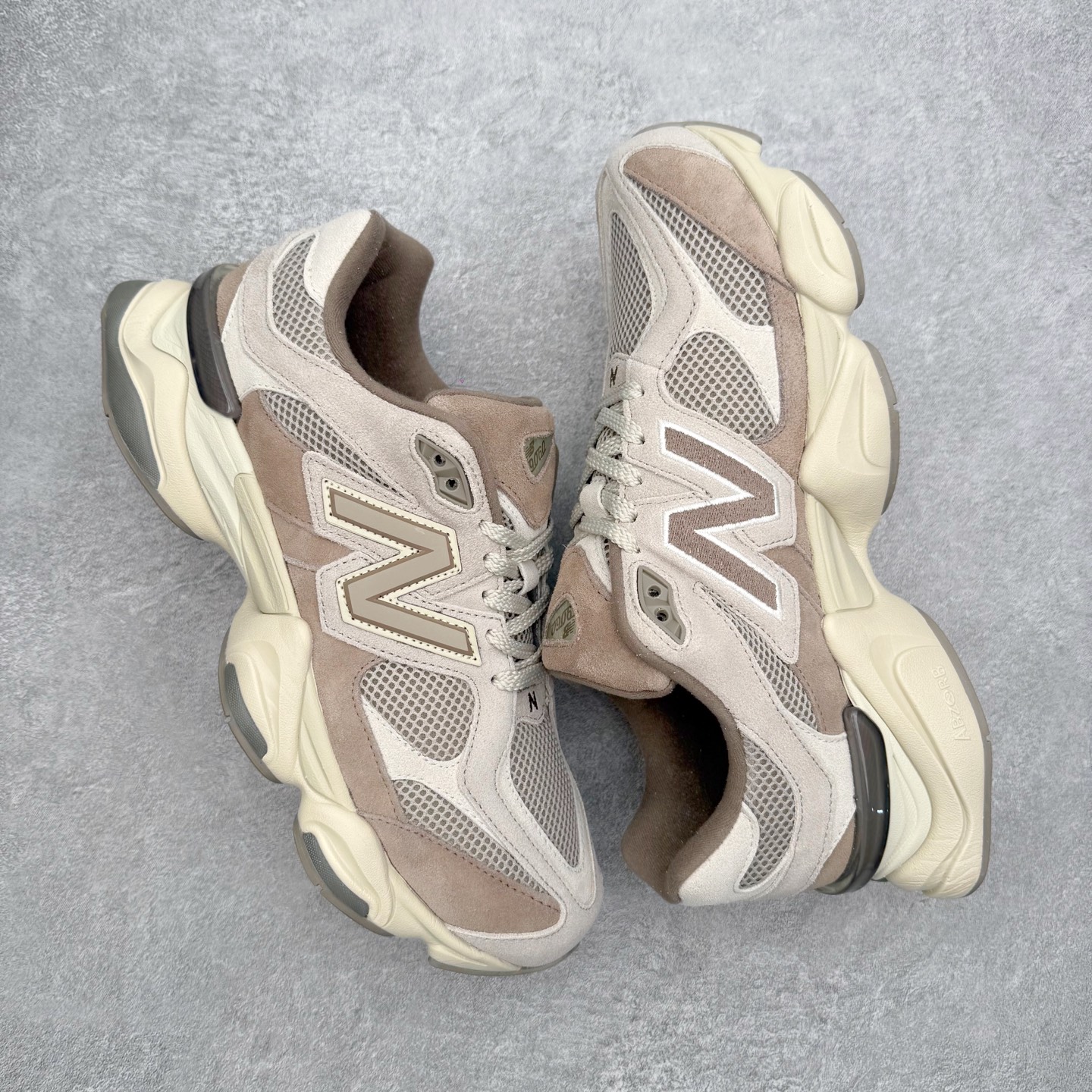 图片[3]-New Balance NB9060 复古运动鞋 新百伦又带来了新鞋型 并且是与芝加哥街头品牌 Joe Freshgoods 的联名款 鞋身主体采用了类似 990 系列的设计风格 与传统复古慢跑鞋区别不大 最大的变化就是鞋底部分 在传统设计的中底外层 增加了多个分区的模块 圆润的线条设计与我们熟悉的 New Balance 风格截然不同 但与同样充满弧形线条的鞋面搭配 看起来毫无违和感 尺码：36-45-选品中心