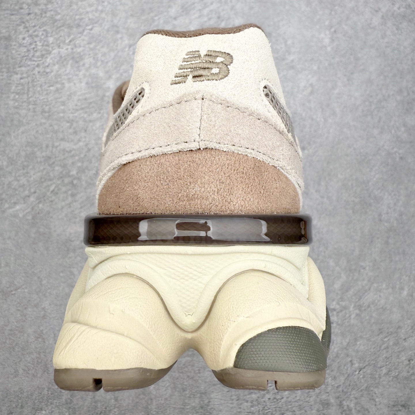 图片[8]-New Balance NB9060 复古运动鞋 新百伦又带来了新鞋型 并且是与芝加哥街头品牌 Joe Freshgoods 的联名款 鞋身主体采用了类似 990 系列的设计风格 与传统复古慢跑鞋区别不大 最大的变化就是鞋底部分 在传统设计的中底外层 增加了多个分区的模块 圆润的线条设计与我们熟悉的 New Balance 风格截然不同 但与同样充满弧形线条的鞋面搭配 看起来毫无违和感 尺码：36-45-选品中心