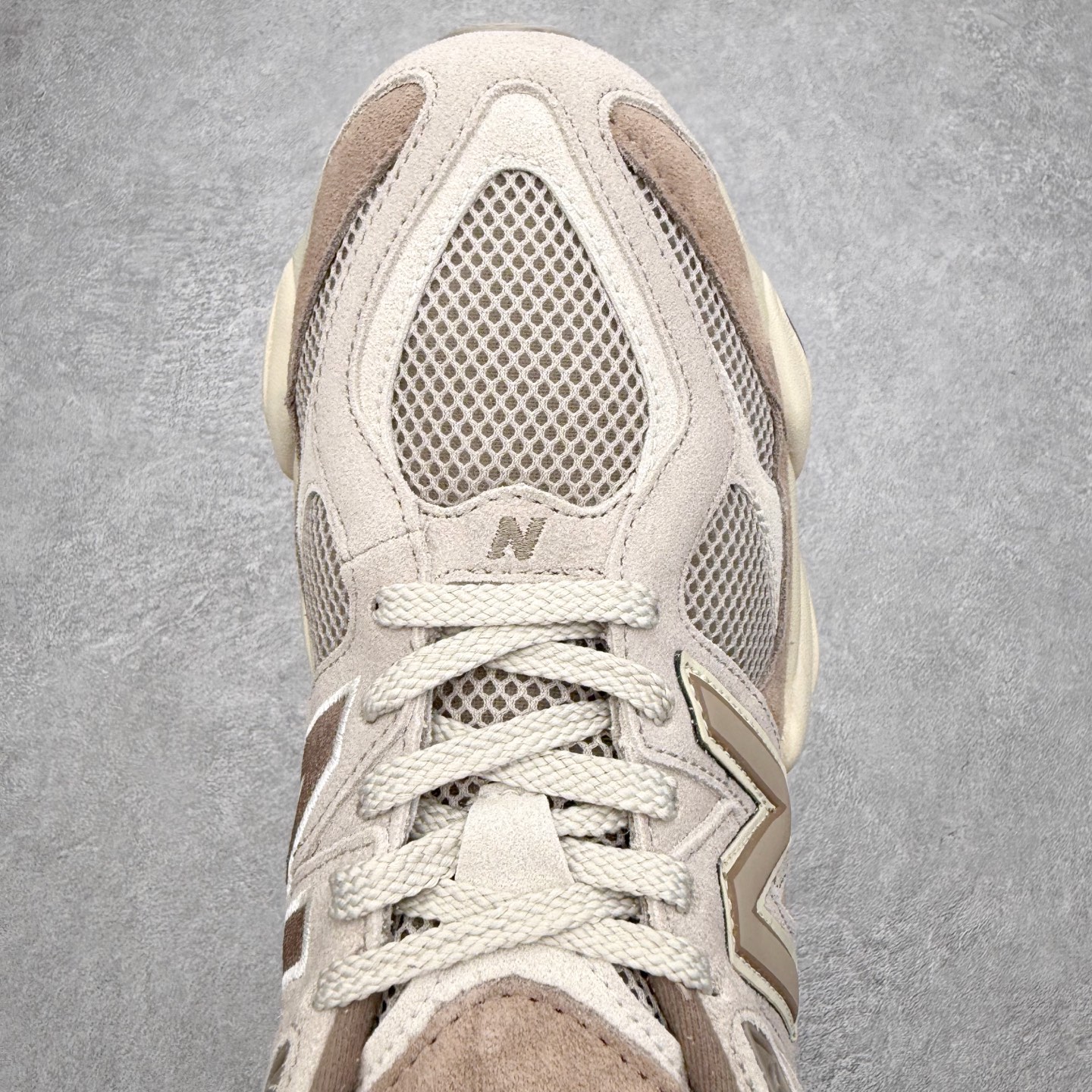 图片[4]-New Balance NB9060 复古运动鞋 新百伦又带来了新鞋型 并且是与芝加哥街头品牌 Joe Freshgoods 的联名款 鞋身主体采用了类似 990 系列的设计风格 与传统复古慢跑鞋区别不大 最大的变化就是鞋底部分 在传统设计的中底外层 增加了多个分区的模块 圆润的线条设计与我们熟悉的 New Balance 风格截然不同 但与同样充满弧形线条的鞋面搭配 看起来毫无违和感 尺码：36-45-选品中心