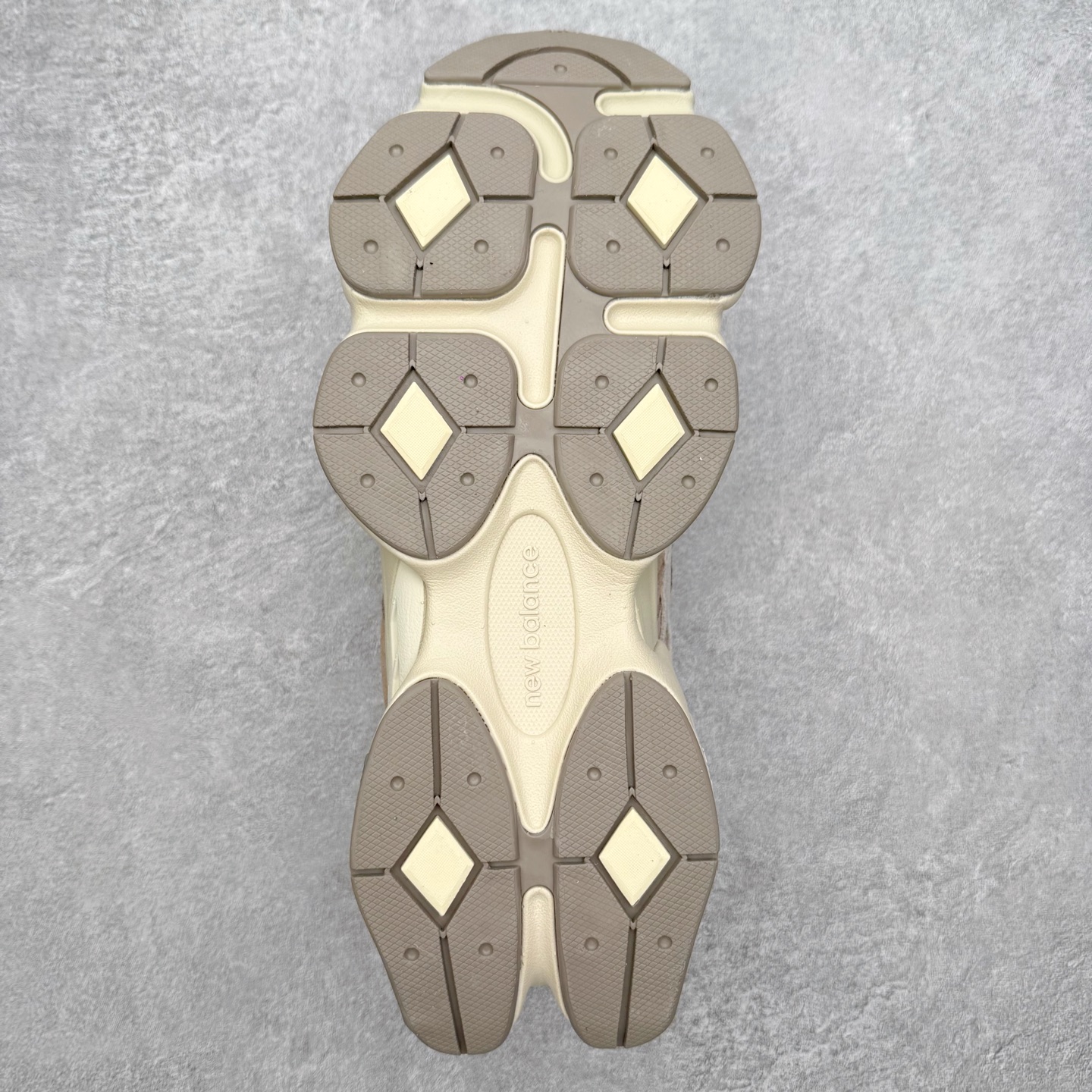 图片[9]-New Balance NB9060 复古运动鞋 新百伦又带来了新鞋型 并且是与芝加哥街头品牌 Joe Freshgoods 的联名款 鞋身主体采用了类似 990 系列的设计风格 与传统复古慢跑鞋区别不大 最大的变化就是鞋底部分 在传统设计的中底外层 增加了多个分区的模块 圆润的线条设计与我们熟悉的 New Balance 风格截然不同 但与同样充满弧形线条的鞋面搭配 看起来毫无违和感 尺码：36-45-选品中心