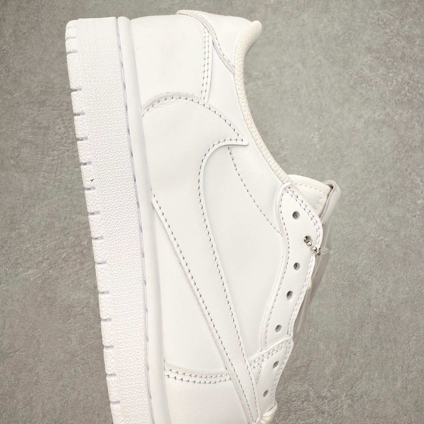 图片[6]-＃KZ神版莞产 Travis Scott x Air Jordan AJ1 Low OG SP TS联名纯白倒钩低帮 TD1228-111 全系列配色 外贸特供批次 新配色不断更新开发 市场中端王者 全套原纸板楦头开发 确保原汁原味 完美呈现一代版型 一比一鞋头弧度高度鞋身弧度 此版本只针对中端市场 细节品控鞋型随意秒杀市面同价位 鞋型完美 不臃肿别扭 头层皮料加持 用料绝不含糊 进口玻璃冲刀皮料裁剪零毛边 电脑针车工艺 超高鞋面清洁度 最高QC检验标准 控制溢胶瑕疵 原盒原配 飞翼3D高频深度立体 工艺方面大到整体鞋型 漏斗收腰 底线拉帮 LOGO立体程度 小到针眼排布 载片对称 冲孔效果 鞋标规范 鞋垫背胶等等 无一不是口碑收割 每双都是一个回头客 尺码：36 36.5 37.5 38 38.5 39 40 40.5 41 42 42.5 43 44 44.5 45 46 47.5-选品中心