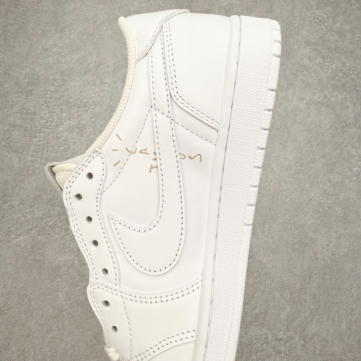 图片[7]-＃KZ神版莞产 Travis Scott x Air Jordan AJ1 Low OG SP TS联名纯白倒钩低帮 TD1228-111 全系列配色 外贸特供批次 新配色不断更新开发 市场中端王者 全套原纸板楦头开发 确保原汁原味 完美呈现一代版型 一比一鞋头弧度高度鞋身弧度 此版本只针对中端市场 细节品控鞋型随意秒杀市面同价位 鞋型完美 不臃肿别扭 头层皮料加持 用料绝不含糊 进口玻璃冲刀皮料裁剪零毛边 电脑针车工艺 超高鞋面清洁度 最高QC检验标准 控制溢胶瑕疵 原盒原配 飞翼3D高频深度立体 工艺方面大到整体鞋型 漏斗收腰 底线拉帮 LOGO立体程度 小到针眼排布 载片对称 冲孔效果 鞋标规范 鞋垫背胶等等 无一不是口碑收割 每双都是一个回头客 尺码：36 36.5 37.5 38 38.5 39 40 40.5 41 42 42.5 43 44 44.5 45 46 47.5-选品中心