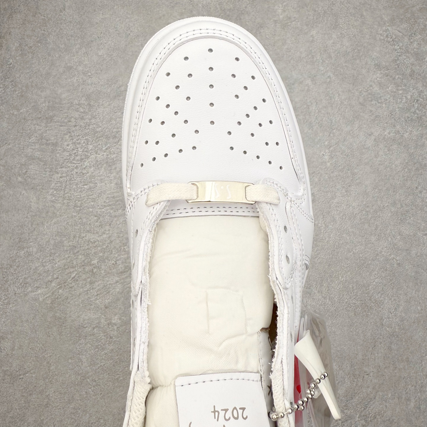 图片[4]-＃KZ神版莞产 Travis Scott x Air Jordan AJ1 Low OG SP TS联名纯白倒钩低帮 TD1228-111 全系列配色 外贸特供批次 新配色不断更新开发 市场中端王者 全套原纸板楦头开发 确保原汁原味 完美呈现一代版型 一比一鞋头弧度高度鞋身弧度 此版本只针对中端市场 细节品控鞋型随意秒杀市面同价位 鞋型完美 不臃肿别扭 头层皮料加持 用料绝不含糊 进口玻璃冲刀皮料裁剪零毛边 电脑针车工艺 超高鞋面清洁度 最高QC检验标准 控制溢胶瑕疵 原盒原配 飞翼3D高频深度立体 工艺方面大到整体鞋型 漏斗收腰 底线拉帮 LOGO立体程度 小到针眼排布 载片对称 冲孔效果 鞋标规范 鞋垫背胶等等 无一不是口碑收割 每双都是一个回头客 尺码：36 36.5 37.5 38 38.5 39 40 40.5 41 42 42.5 43 44 44.5 45 46 47.5-选品中心