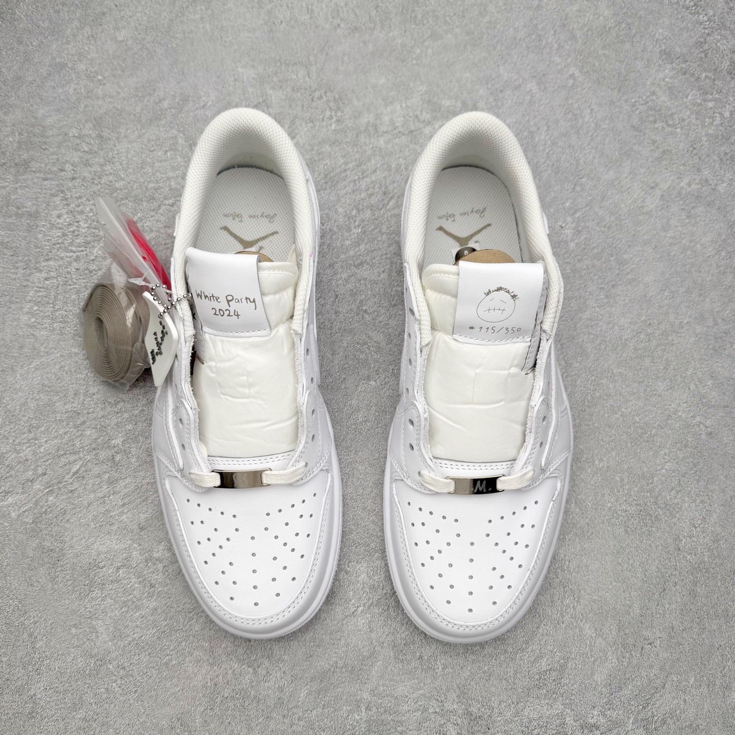 图片[2]-＃KZ神版莞产 Travis Scott x Air Jordan AJ1 Low OG SP TS联名纯白倒钩低帮 TD1228-111 全系列配色 外贸特供批次 新配色不断更新开发 市场中端王者 全套原纸板楦头开发 确保原汁原味 完美呈现一代版型 一比一鞋头弧度高度鞋身弧度 此版本只针对中端市场 细节品控鞋型随意秒杀市面同价位 鞋型完美 不臃肿别扭 头层皮料加持 用料绝不含糊 进口玻璃冲刀皮料裁剪零毛边 电脑针车工艺 超高鞋面清洁度 最高QC检验标准 控制溢胶瑕疵 原盒原配 飞翼3D高频深度立体 工艺方面大到整体鞋型 漏斗收腰 底线拉帮 LOGO立体程度 小到针眼排布 载片对称 冲孔效果 鞋标规范 鞋垫背胶等等 无一不是口碑收割 每双都是一个回头客 尺码：36 36.5 37.5 38 38.5 39 40 40.5 41 42 42.5 43 44 44.5 45 46 47.5-选品中心