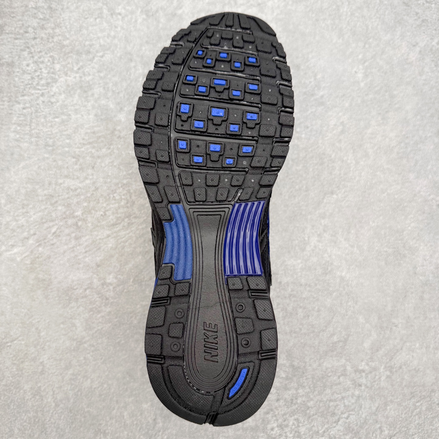 图片[9]-NK P-6000 系列低帮复古老爹风休闲运动舒适慢跑鞋 IO1904-010 融合 Pegasus 过往运动鞋设计 助力 21 世纪早期跑步运动跃升时尚新高度 采用透气网眼布、运动风格线条和耐穿覆面 兼具吸睛外观和舒适感受 中底泡绵以田径赛道为灵感 打造厚实设计 缔造出众缓震性能 尺码：36 36.5 37.5 38 38.5 39 40 40.5 41 42 42.5 43 44 44.5 45-选品中心