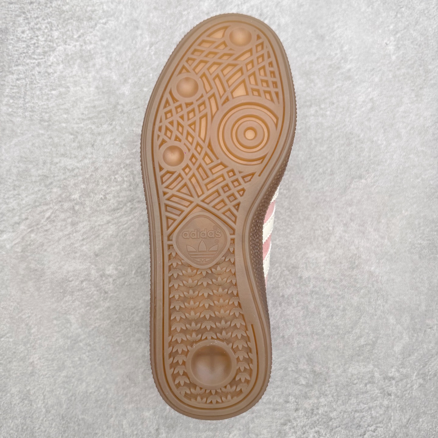 图片[9]-AD Originals Handball SPZL 手球运动员系列百搭休闲运动板鞋 KJ6305 这款来自阿迪达斯的这款HANDBALL SPZL前身是一双手球运动鞋，这一次拿来复刻，所以鞋面的主要色彩选用了黑色， 鞋面外侧除了Spezial字母之外还有三叶草标志。Handball SPZL作为复古手球训练鞋与作为室内足球鞋的Samba有着异曲同工之处，但是质感更为出众的鞋身以及丰富的配色选择比起Samba来讲可以说是更胜一筹了！尺码：36 36⅔ 37⅓ 38 38⅔ 39⅓ 40 40⅔ 41⅓ 42 42⅔ 43⅓ 44 45-选品中心