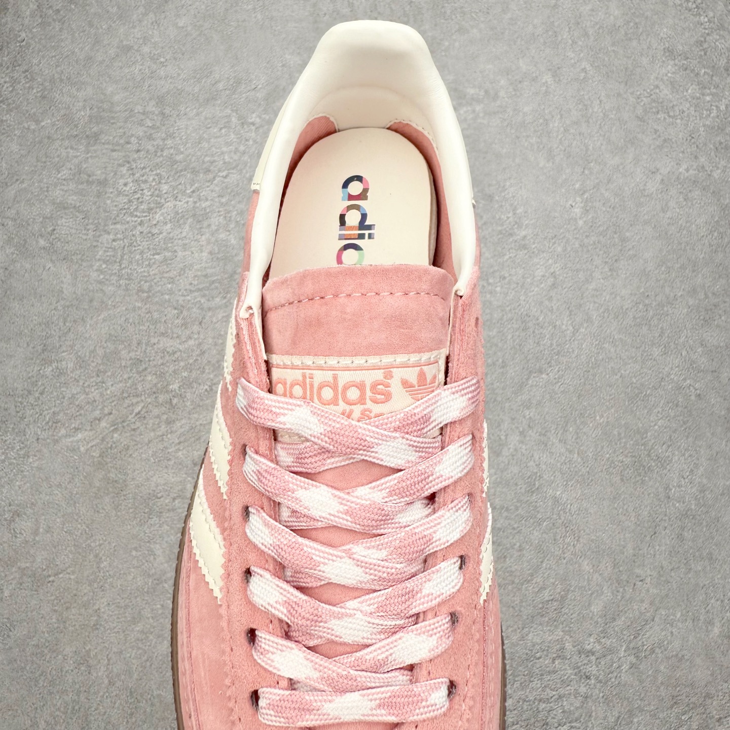 图片[5]-AD Originals Handball SPZL 手球运动员系列百搭休闲运动板鞋 KJ6305 这款来自阿迪达斯的这款HANDBALL SPZL前身是一双手球运动鞋，这一次拿来复刻，所以鞋面的主要色彩选用了黑色， 鞋面外侧除了Spezial字母之外还有三叶草标志。Handball SPZL作为复古手球训练鞋与作为室内足球鞋的Samba有着异曲同工之处，但是质感更为出众的鞋身以及丰富的配色选择比起Samba来讲可以说是更胜一筹了！尺码：36 36⅔ 37⅓ 38 38⅔ 39⅓ 40 40⅔ 41⅓ 42 42⅔ 43⅓ 44 45-选品中心