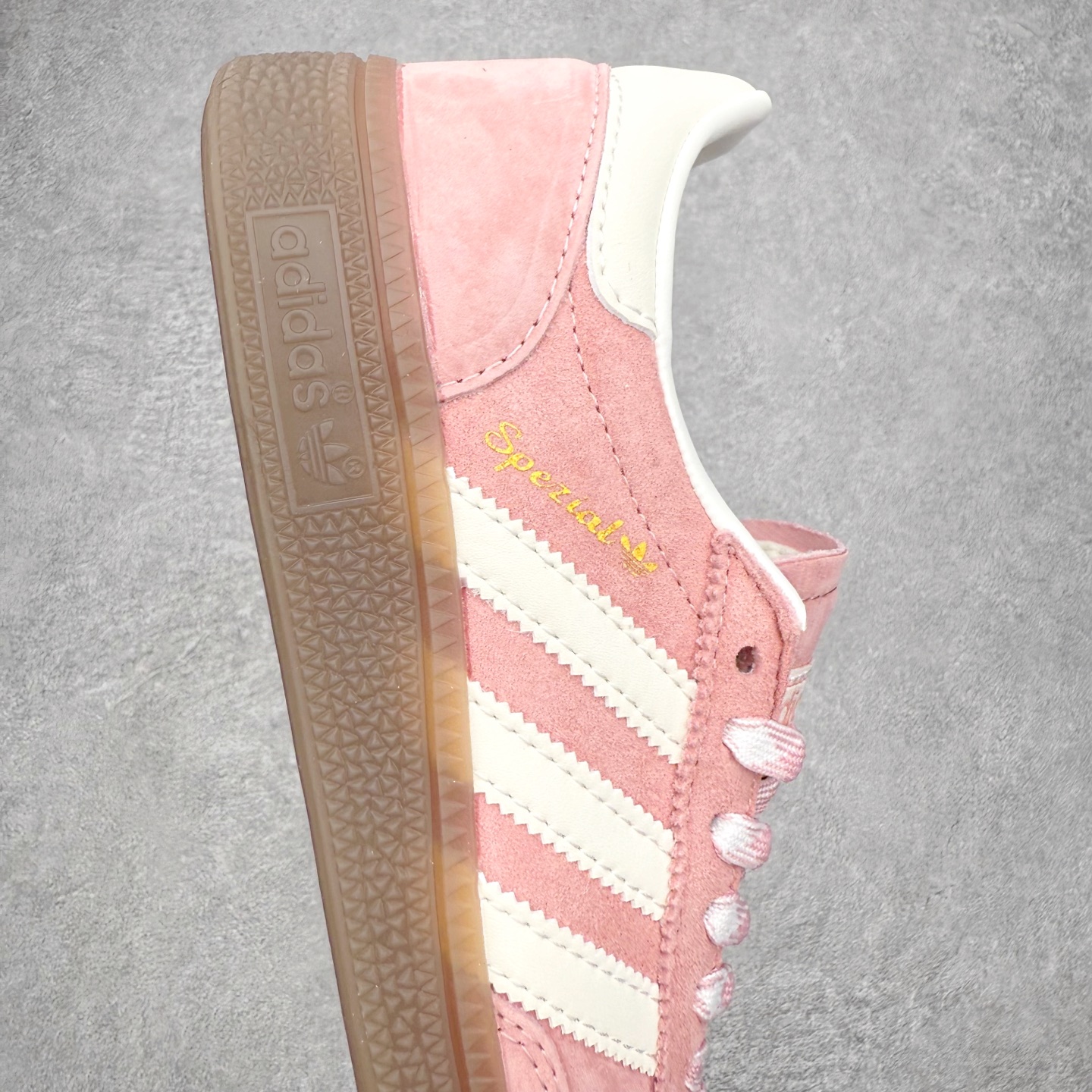 图片[6]-AD Originals Handball SPZL 手球运动员系列百搭休闲运动板鞋 KJ6305 这款来自阿迪达斯的这款HANDBALL SPZL前身是一双手球运动鞋，这一次拿来复刻，所以鞋面的主要色彩选用了黑色， 鞋面外侧除了Spezial字母之外还有三叶草标志。Handball SPZL作为复古手球训练鞋与作为室内足球鞋的Samba有着异曲同工之处，但是质感更为出众的鞋身以及丰富的配色选择比起Samba来讲可以说是更胜一筹了！尺码：36 36⅔ 37⅓ 38 38⅔ 39⅓ 40 40⅔ 41⅓ 42 42⅔ 43⅓ 44 45-选品中心