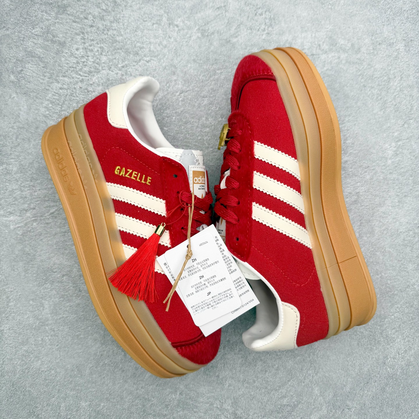 图片[3]-AD Originals Gazelle Bold W 羚羊松糕系列复古百搭厚底增高低帮休闲运动板鞋 KJ4293 新的一年就要换新的打扮啦！除了设定变美、健身、减肥等目标外，你已经可以利用鞋子来“偷偷改善身材比例”的愿望了！ 因为有一句话。身高不够。鞋子来凑~赶快入手以下各大运动品牌最新推出的“厚底增高运动鞋”吧。 是最好穿最百搭的长腿神器。 重点是……不仅价格不错～鞋子也不错啊！Originals的Gazelle Bold鞋款打造出「超厚底版本」！延续流线鞋型、经典麂皮材质、白色三条线和侧面烫金标志的复古外型，奶油白鞋底高度直接乘3，出门搭上它，保证一路步步高升。尺码：36 36⅔ 37⅓ 38 38⅔ 39⅓ 40-选品中心