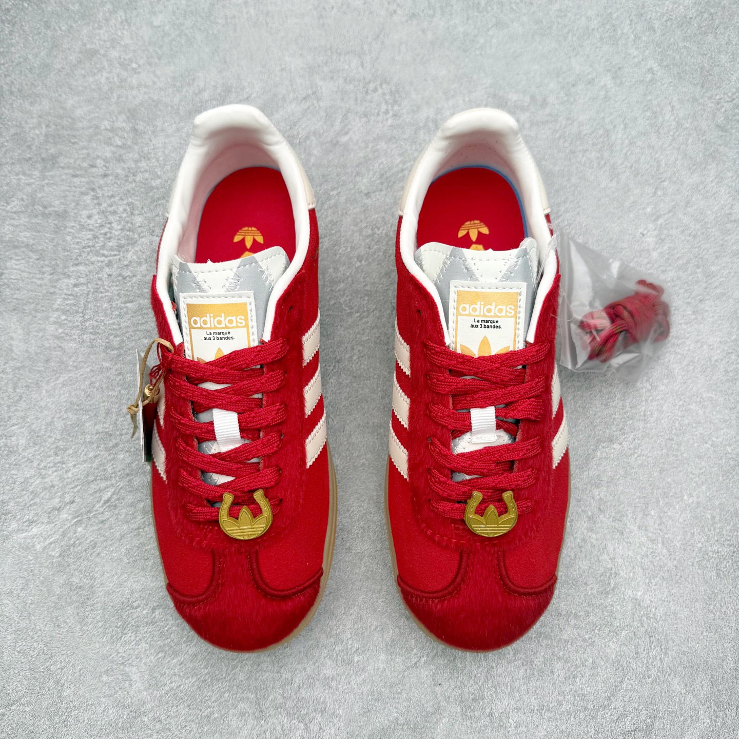 图片[2]-AD Originals Gazelle Bold W 羚羊松糕系列复古百搭厚底增高低帮休闲运动板鞋 KJ4293 新的一年就要换新的打扮啦！除了设定变美、健身、减肥等目标外，你已经可以利用鞋子来“偷偷改善身材比例”的愿望了！ 因为有一句话。身高不够。鞋子来凑~赶快入手以下各大运动品牌最新推出的“厚底增高运动鞋”吧。 是最好穿最百搭的长腿神器。 重点是……不仅价格不错～鞋子也不错啊！Originals的Gazelle Bold鞋款打造出「超厚底版本」！延续流线鞋型、经典麂皮材质、白色三条线和侧面烫金标志的复古外型，奶油白鞋底高度直接乘3，出门搭上它，保证一路步步高升。尺码：36 36⅔ 37⅓ 38 38⅔ 39⅓ 40-选品中心