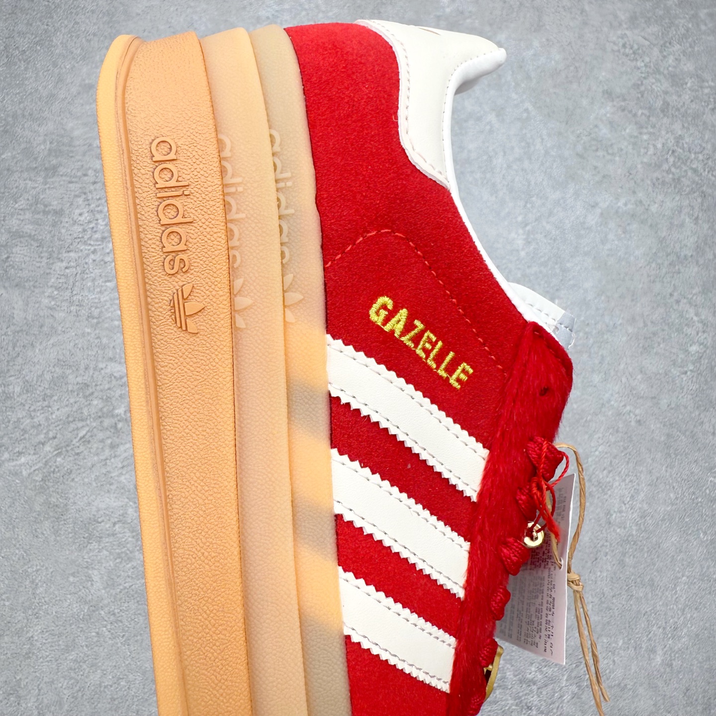 图片[6]-AD Originals Gazelle Bold W 羚羊松糕系列复古百搭厚底增高低帮休闲运动板鞋 KJ4293 新的一年就要换新的打扮啦！除了设定变美、健身、减肥等目标外，你已经可以利用鞋子来“偷偷改善身材比例”的愿望了！ 因为有一句话。身高不够。鞋子来凑~赶快入手以下各大运动品牌最新推出的“厚底增高运动鞋”吧。 是最好穿最百搭的长腿神器。 重点是……不仅价格不错～鞋子也不错啊！Originals的Gazelle Bold鞋款打造出「超厚底版本」！延续流线鞋型、经典麂皮材质、白色三条线和侧面烫金标志的复古外型，奶油白鞋底高度直接乘3，出门搭上它，保证一路步步高升。尺码：36 36⅔ 37⅓ 38 38⅔ 39⅓ 40-选品中心