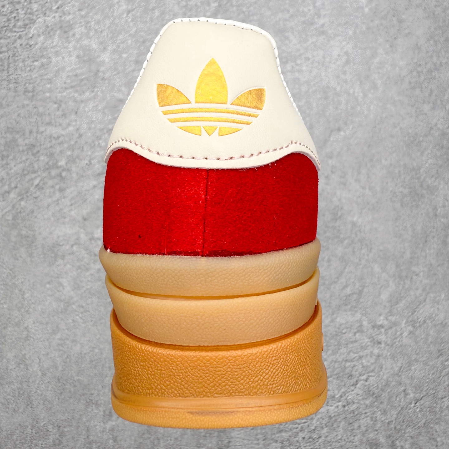 图片[8]-AD Originals Gazelle Bold W 羚羊松糕系列复古百搭厚底增高低帮休闲运动板鞋 KJ4293 新的一年就要换新的打扮啦！除了设定变美、健身、减肥等目标外，你已经可以利用鞋子来“偷偷改善身材比例”的愿望了！ 因为有一句话。身高不够。鞋子来凑~赶快入手以下各大运动品牌最新推出的“厚底增高运动鞋”吧。 是最好穿最百搭的长腿神器。 重点是……不仅价格不错～鞋子也不错啊！Originals的Gazelle Bold鞋款打造出「超厚底版本」！延续流线鞋型、经典麂皮材质、白色三条线和侧面烫金标志的复古外型，奶油白鞋底高度直接乘3，出门搭上它，保证一路步步高升。尺码：36 36⅔ 37⅓ 38 38⅔ 39⅓ 40-选品中心