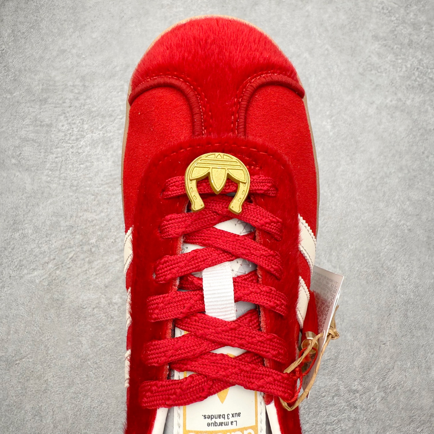 图片[4]-AD Originals Gazelle Bold W 羚羊松糕系列复古百搭厚底增高低帮休闲运动板鞋 KJ4293 新的一年就要换新的打扮啦！除了设定变美、健身、减肥等目标外，你已经可以利用鞋子来“偷偷改善身材比例”的愿望了！ 因为有一句话。身高不够。鞋子来凑~赶快入手以下各大运动品牌最新推出的“厚底增高运动鞋”吧。 是最好穿最百搭的长腿神器。 重点是……不仅价格不错～鞋子也不错啊！Originals的Gazelle Bold鞋款打造出「超厚底版本」！延续流线鞋型、经典麂皮材质、白色三条线和侧面烫金标志的复古外型，奶油白鞋底高度直接乘3，出门搭上它，保证一路步步高升。尺码：36 36⅔ 37⅓ 38 38⅔ 39⅓ 40-选品中心