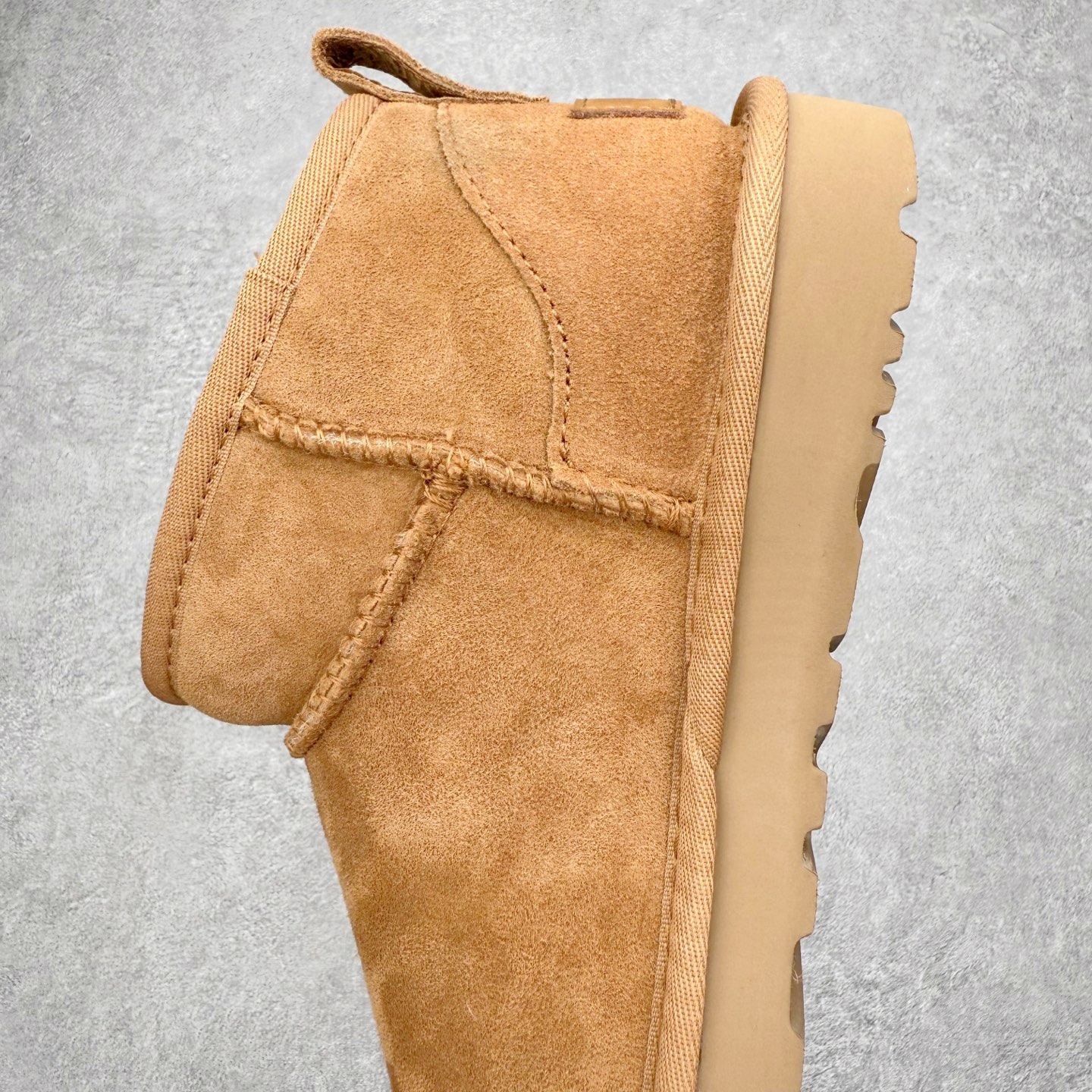 图片[7]-＃福利特价 UGG 6109 经典秋冬羊皮毛一体雪地靴 隆丰A级澳洲进口羊皮毛一体 完全遵循ZP工艺流程 代工厂原厂版师 秉承无原鞋不开发选择 注重每一处细节 市面最正版型 TREADLITE\\\”轻翼\\\”科技外底 轻便/耐用/柔韧/桩型【售后郑重承诺】一个月内若出现重大脱胶/断底等质量问题 直接为您换新 翻毛皮鞋面 细腻亲肤再生聚酯纤维滚边 舒适易打理 保暖性佳 UGG plush™ 里衬和内底 茸软亲肤 舒适暖足 经典鞋型搭配轻盈厚底 稳稳拿捏秋冬出街时髦造型 Treadlite by UGG 轻翼大底 轻盈缓震 为双足减负 舒适轻便 助你轻松畅玩整天 尺码：35 36 37 38 39 40-选品中心