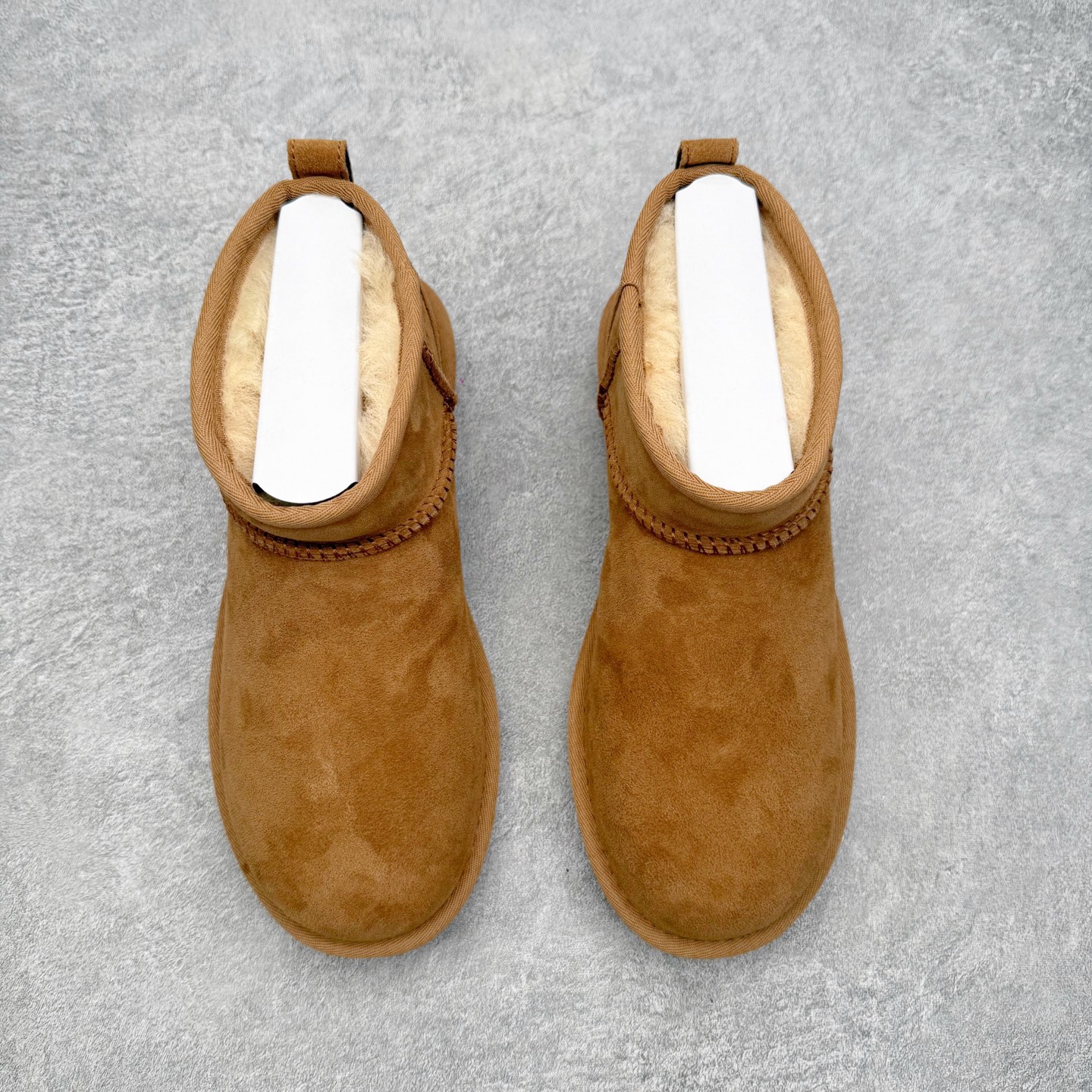 图片[2]-＃福利特价 UGG 6109 经典秋冬羊皮毛一体雪地靴 隆丰A级澳洲进口羊皮毛一体 完全遵循ZP工艺流程 代工厂原厂版师 秉承无原鞋不开发选择 注重每一处细节 市面最正版型 TREADLITE\\\”轻翼\\\”科技外底 轻便/耐用/柔韧/桩型【售后郑重承诺】一个月内若出现重大脱胶/断底等质量问题 直接为您换新 翻毛皮鞋面 细腻亲肤再生聚酯纤维滚边 舒适易打理 保暖性佳 UGG plush™ 里衬和内底 茸软亲肤 舒适暖足 经典鞋型搭配轻盈厚底 稳稳拿捏秋冬出街时髦造型 Treadlite by UGG 轻翼大底 轻盈缓震 为双足减负 舒适轻便 助你轻松畅玩整天 尺码：35 36 37 38 39 40-选品中心