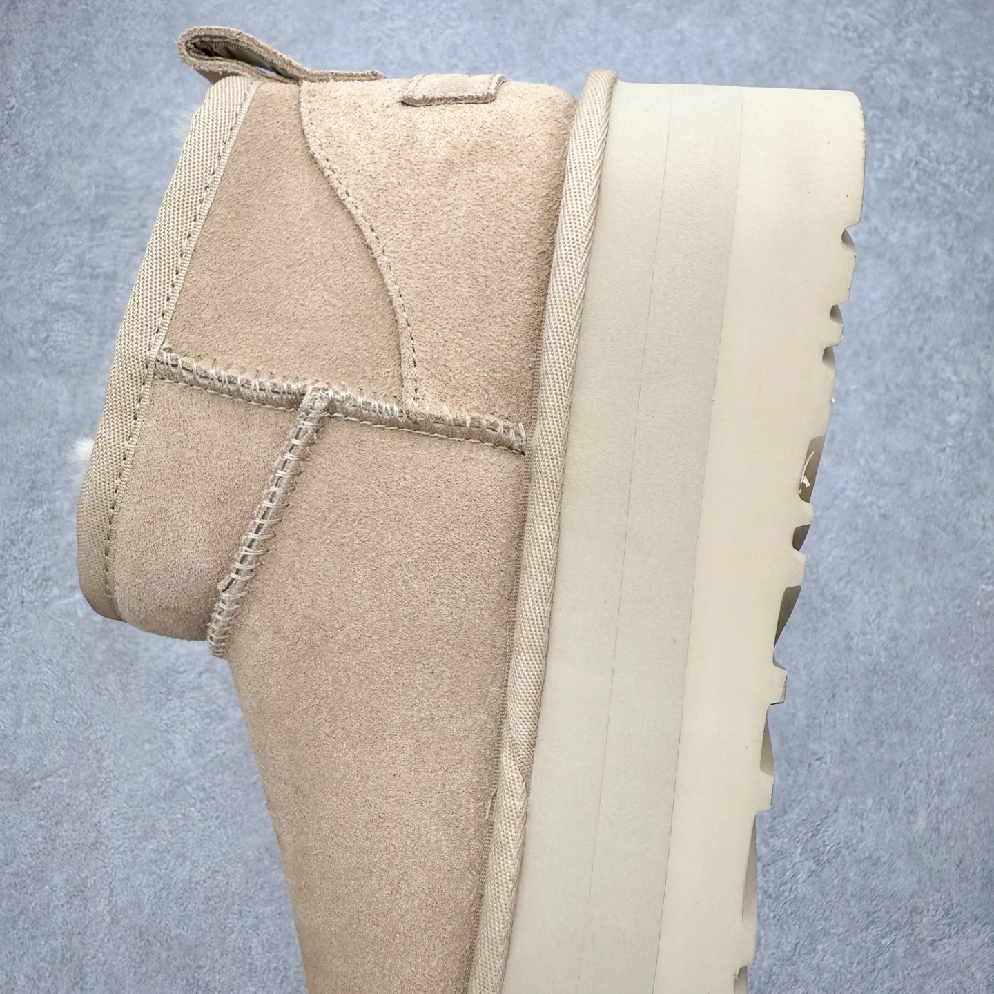 图片[7]-＃福利特价 UGG 4991 经典秋冬羊皮毛一体雪地靴 隆丰A级澳洲进口羊皮毛一体 完全遵循ZP工艺流程 代工厂原厂版师 秉承无原鞋不开发选择 注重每一处细节 市面最正版型 TREADLITE\\\”轻翼\\\”科技外底 轻便/耐用/柔韧/桩型【售后郑重承诺】一个月内若出现重大脱胶/断底等质量问题 直接为您换新 翻毛皮鞋面 细腻亲肤再生聚酯纤维滚边 舒适易打理 保暖性佳 UGG plush™ 里衬和内底 茸软亲肤 舒适暖足 经典鞋型搭配轻盈厚底 稳稳拿捏秋冬出街时髦造型 Treadlite by UGG 轻翼大底 轻盈缓震 为双足减负 舒适轻便 助你轻松畅玩整天 尺码：35 36 37 38 39 40-选品中心