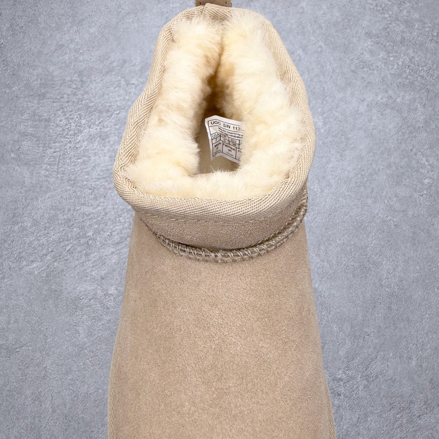 图片[5]-＃福利特价 UGG 4991 经典秋冬羊皮毛一体雪地靴 隆丰A级澳洲进口羊皮毛一体 完全遵循ZP工艺流程 代工厂原厂版师 秉承无原鞋不开发选择 注重每一处细节 市面最正版型 TREADLITE\\\”轻翼\\\”科技外底 轻便/耐用/柔韧/桩型【售后郑重承诺】一个月内若出现重大脱胶/断底等质量问题 直接为您换新 翻毛皮鞋面 细腻亲肤再生聚酯纤维滚边 舒适易打理 保暖性佳 UGG plush™ 里衬和内底 茸软亲肤 舒适暖足 经典鞋型搭配轻盈厚底 稳稳拿捏秋冬出街时髦造型 Treadlite by UGG 轻翼大底 轻盈缓震 为双足减负 舒适轻便 助你轻松畅玩整天 尺码：35 36 37 38 39 40-选品中心