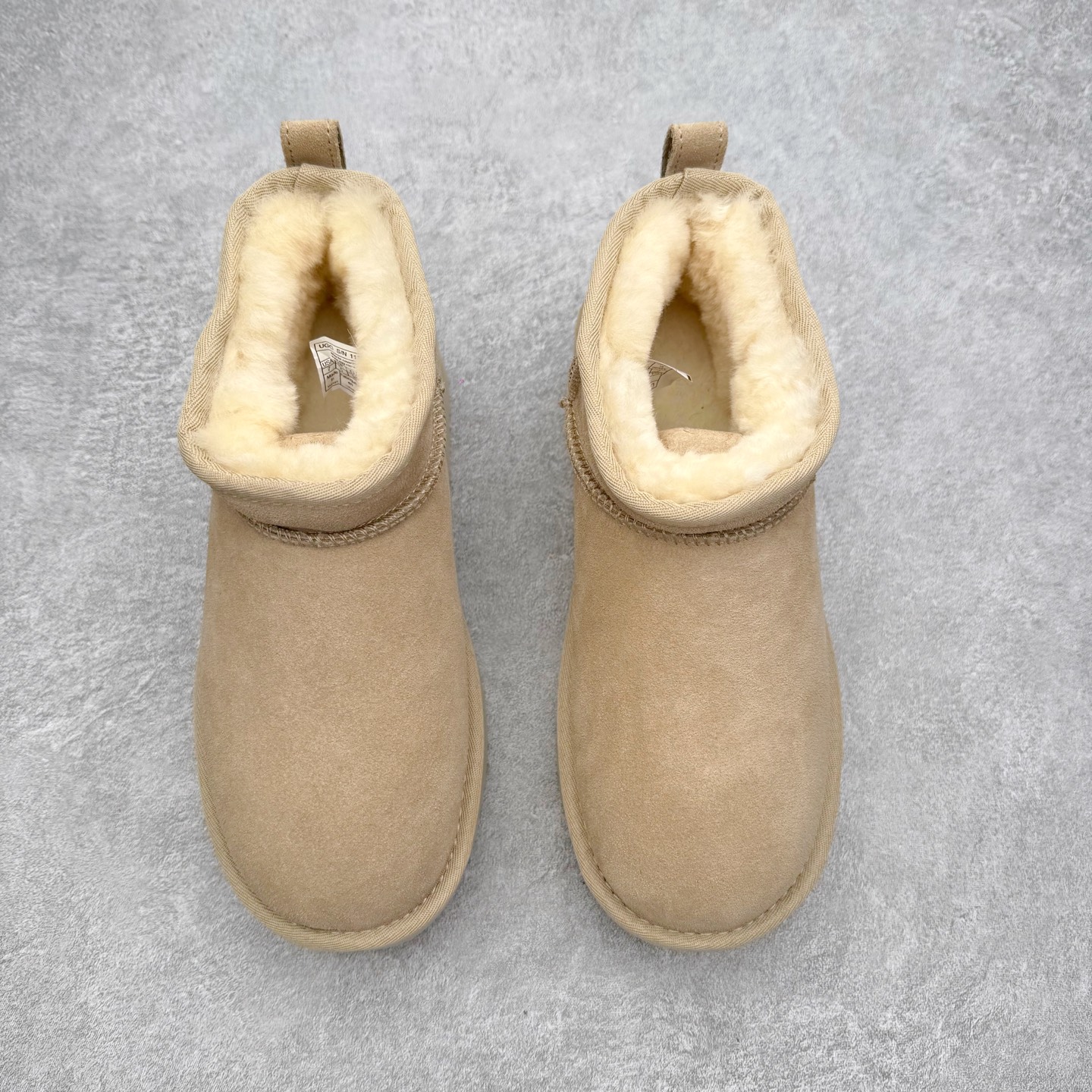 图片[2]-＃福利特价 UGG 4991 经典秋冬羊皮毛一体雪地靴 隆丰A级澳洲进口羊皮毛一体 完全遵循ZP工艺流程 代工厂原厂版师 秉承无原鞋不开发选择 注重每一处细节 市面最正版型 TREADLITE\\\”轻翼\\\”科技外底 轻便/耐用/柔韧/桩型【售后郑重承诺】一个月内若出现重大脱胶/断底等质量问题 直接为您换新 翻毛皮鞋面 细腻亲肤再生聚酯纤维滚边 舒适易打理 保暖性佳 UGG plush™ 里衬和内底 茸软亲肤 舒适暖足 经典鞋型搭配轻盈厚底 稳稳拿捏秋冬出街时髦造型 Treadlite by UGG 轻翼大底 轻盈缓震 为双足减负 舒适轻便 助你轻松畅玩整天 尺码：35 36 37 38 39 40-选品中心