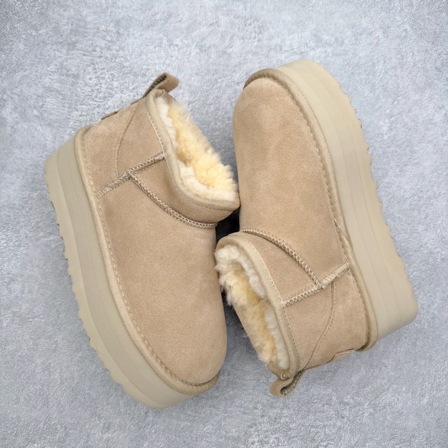 图片[3]-＃福利特价 UGG 4991 经典秋冬羊皮毛一体雪地靴 隆丰A级澳洲进口羊皮毛一体 完全遵循ZP工艺流程 代工厂原厂版师 秉承无原鞋不开发选择 注重每一处细节 市面最正版型 TREADLITE\\\”轻翼\\\”科技外底 轻便/耐用/柔韧/桩型【售后郑重承诺】一个月内若出现重大脱胶/断底等质量问题 直接为您换新 翻毛皮鞋面 细腻亲肤再生聚酯纤维滚边 舒适易打理 保暖性佳 UGG plush™ 里衬和内底 茸软亲肤 舒适暖足 经典鞋型搭配轻盈厚底 稳稳拿捏秋冬出街时髦造型 Treadlite by UGG 轻翼大底 轻盈缓震 为双足减负 舒适轻便 助你轻松畅玩整天 尺码：35 36 37 38 39 40-选品中心