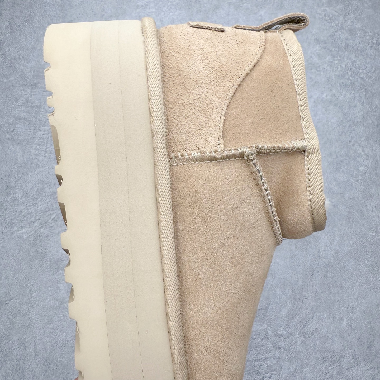 图片[6]-＃福利特价 UGG 4991 经典秋冬羊皮毛一体雪地靴 隆丰A级澳洲进口羊皮毛一体 完全遵循ZP工艺流程 代工厂原厂版师 秉承无原鞋不开发选择 注重每一处细节 市面最正版型 TREADLITE\\\”轻翼\\\”科技外底 轻便/耐用/柔韧/桩型【售后郑重承诺】一个月内若出现重大脱胶/断底等质量问题 直接为您换新 翻毛皮鞋面 细腻亲肤再生聚酯纤维滚边 舒适易打理 保暖性佳 UGG plush™ 里衬和内底 茸软亲肤 舒适暖足 经典鞋型搭配轻盈厚底 稳稳拿捏秋冬出街时髦造型 Treadlite by UGG 轻翼大底 轻盈缓震 为双足减负 舒适轻便 助你轻松畅玩整天 尺码：35 36 37 38 39 40-选品中心