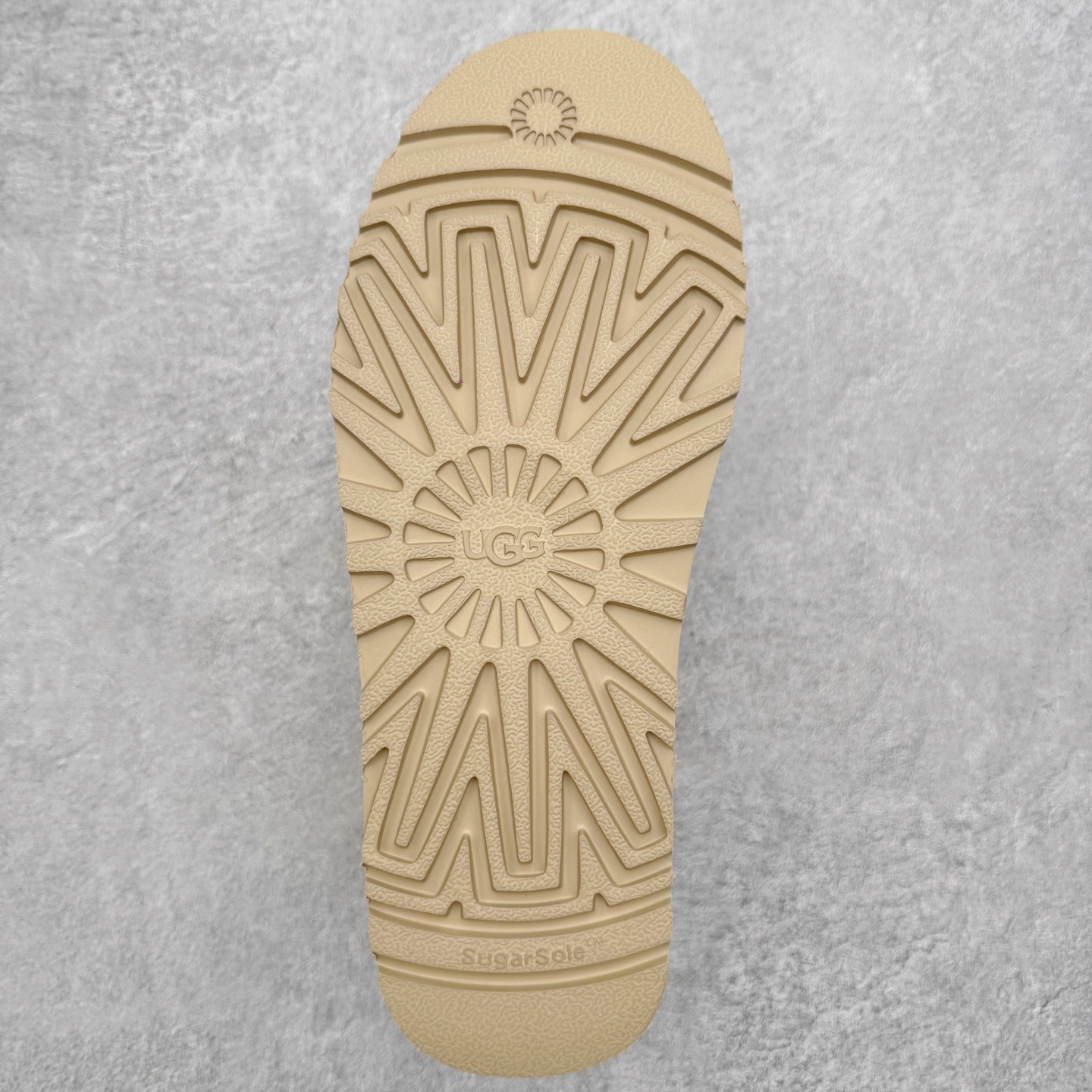 图片[9]-＃福利特价 UGG 4991 经典秋冬羊皮毛一体雪地靴 隆丰A级澳洲进口羊皮毛一体 完全遵循ZP工艺流程 代工厂原厂版师 秉承无原鞋不开发选择 注重每一处细节 市面最正版型 TREADLITE\\\”轻翼\\\”科技外底 轻便/耐用/柔韧/桩型【售后郑重承诺】一个月内若出现重大脱胶/断底等质量问题 直接为您换新 翻毛皮鞋面 细腻亲肤再生聚酯纤维滚边 舒适易打理 保暖性佳 UGG plush™ 里衬和内底 茸软亲肤 舒适暖足 经典鞋型搭配轻盈厚底 稳稳拿捏秋冬出街时髦造型 Treadlite by UGG 轻翼大底 轻盈缓震 为双足减负 舒适轻便 助你轻松畅玩整天 尺码：35 36 37 38 39 40-选品中心