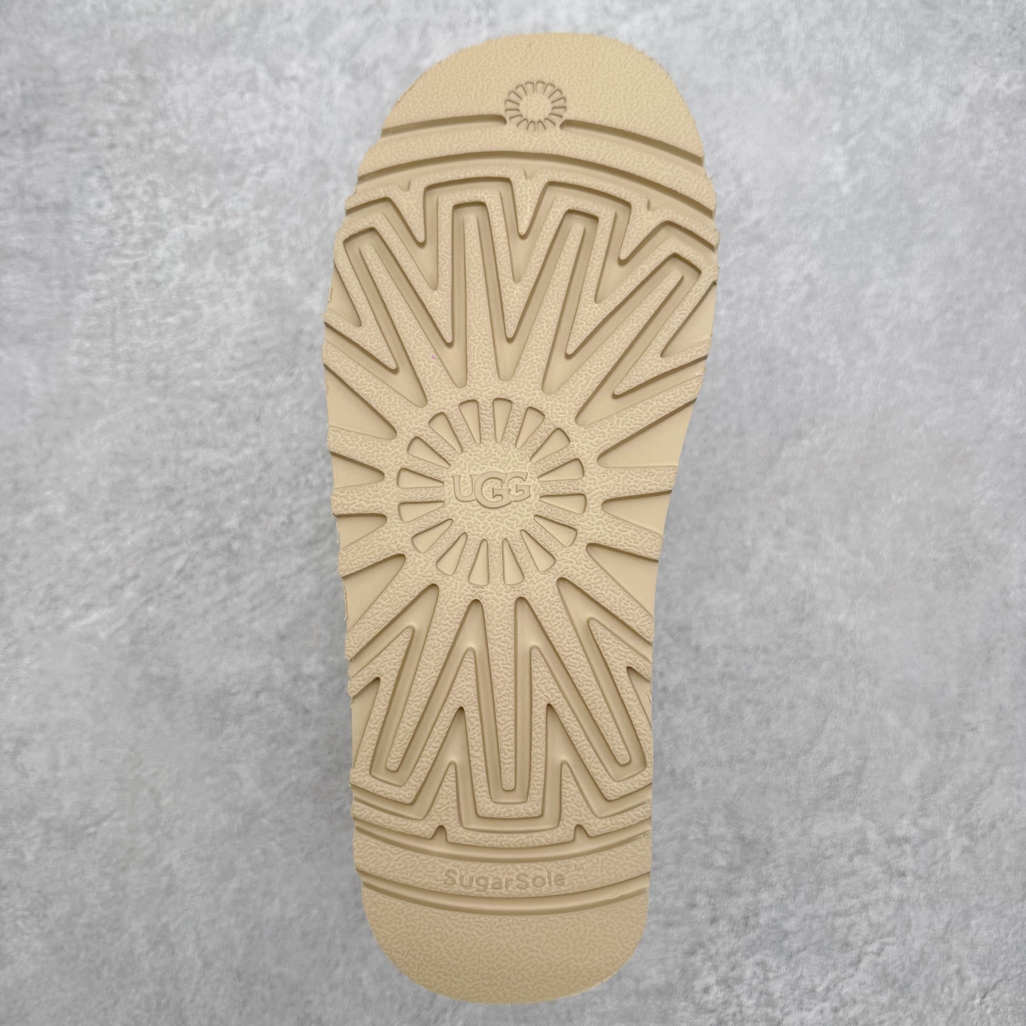 图片[9]-＃福利特价 UGG 4991 经典秋冬羊皮毛一体雪地靴 隆丰A级澳洲进口羊皮毛一体 完全遵循ZP工艺流程 代工厂原厂版师 秉承无原鞋不开发选择 注重每一处细节 市面最正版型 TREADLITE\\\”轻翼\\\”科技外底 轻便/耐用/柔韧/桩型【售后郑重承诺】一个月内若出现重大脱胶/断底等质量问题 直接为您换新 翻毛皮鞋面 细腻亲肤再生聚酯纤维滚边 舒适易打理 保暖性佳 UGG plush™ 里衬和内底 茸软亲肤 舒适暖足 经典鞋型搭配轻盈厚底 稳稳拿捏秋冬出街时髦造型 Treadlite by UGG 轻翼大底 轻盈缓震 为双足减负 舒适轻便 助你轻松畅玩整天 尺码：35 36 37 38 39 40-选品中心