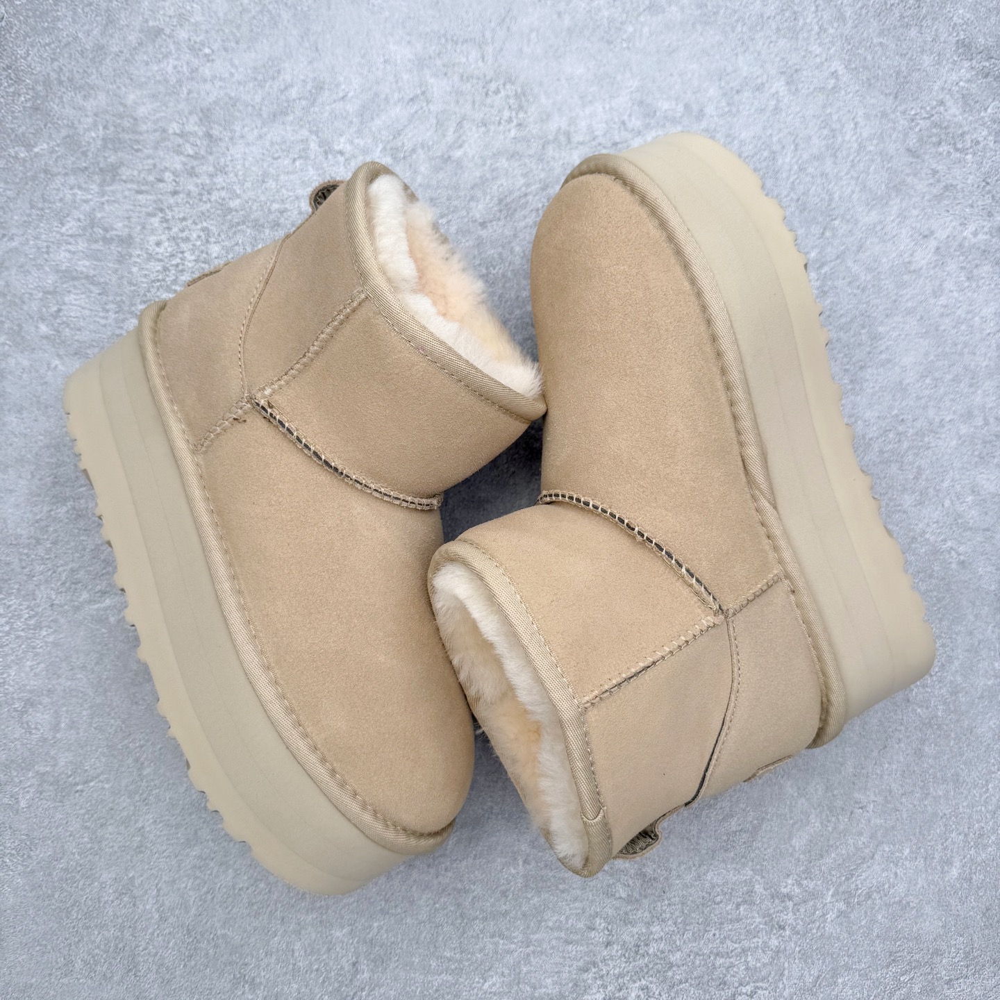 图片[3]-＃福利特价 UGG 4991 经典秋冬羊皮毛一体雪地靴 隆丰A级澳洲进口羊皮毛一体 完全遵循ZP工艺流程 代工厂原厂版师 秉承无原鞋不开发选择 注重每一处细节 市面最正版型 TREADLITE\\\”轻翼\\\”科技外底 轻便/耐用/柔韧/桩型【售后郑重承诺】一个月内若出现重大脱胶/断底等质量问题 直接为您换新 翻毛皮鞋面 细腻亲肤再生聚酯纤维滚边 舒适易打理 保暖性佳 UGG plush™ 里衬和内底 茸软亲肤 舒适暖足 经典鞋型搭配轻盈厚底 稳稳拿捏秋冬出街时髦造型 Treadlite by UGG 轻翼大底 轻盈缓震 为双足减负 舒适轻便 助你轻松畅玩整天 尺码：35 36 37 38 39 40-选品中心