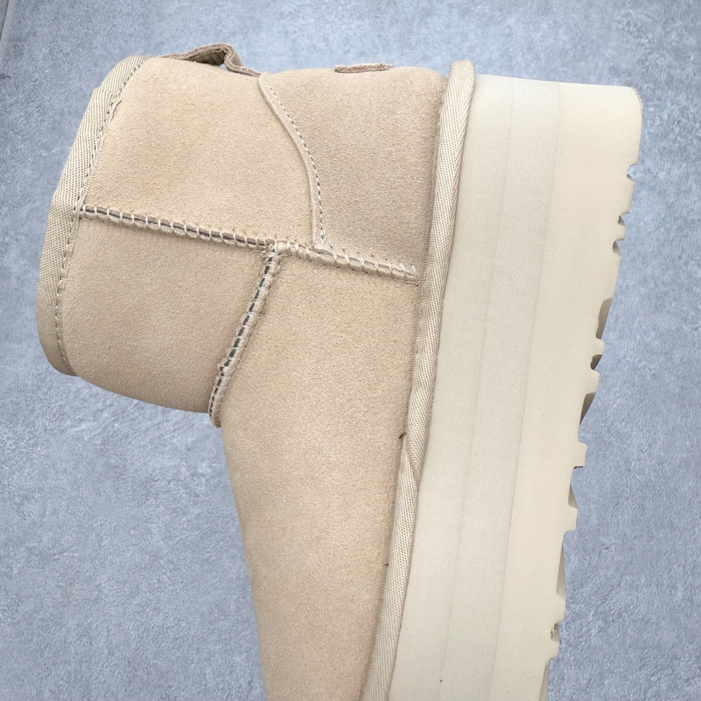 图片[7]-＃福利特价 UGG 4991 经典秋冬羊皮毛一体雪地靴 隆丰A级澳洲进口羊皮毛一体 完全遵循ZP工艺流程 代工厂原厂版师 秉承无原鞋不开发选择 注重每一处细节 市面最正版型 TREADLITE\\\”轻翼\\\”科技外底 轻便/耐用/柔韧/桩型【售后郑重承诺】一个月内若出现重大脱胶/断底等质量问题 直接为您换新 翻毛皮鞋面 细腻亲肤再生聚酯纤维滚边 舒适易打理 保暖性佳 UGG plush™ 里衬和内底 茸软亲肤 舒适暖足 经典鞋型搭配轻盈厚底 稳稳拿捏秋冬出街时髦造型 Treadlite by UGG 轻翼大底 轻盈缓震 为双足减负 舒适轻便 助你轻松畅玩整天 尺码：35 36 37 38 39 40-选品中心