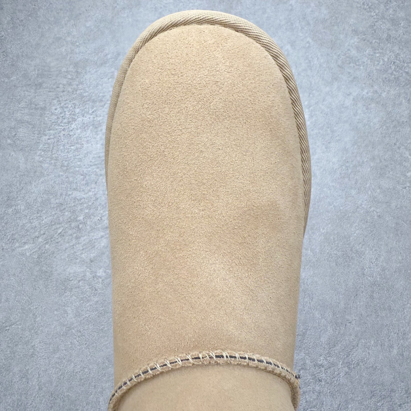 图片[4]-＃福利特价 UGG 4991 经典秋冬羊皮毛一体雪地靴 隆丰A级澳洲进口羊皮毛一体 完全遵循ZP工艺流程 代工厂原厂版师 秉承无原鞋不开发选择 注重每一处细节 市面最正版型 TREADLITE\\\”轻翼\\\”科技外底 轻便/耐用/柔韧/桩型【售后郑重承诺】一个月内若出现重大脱胶/断底等质量问题 直接为您换新 翻毛皮鞋面 细腻亲肤再生聚酯纤维滚边 舒适易打理 保暖性佳 UGG plush™ 里衬和内底 茸软亲肤 舒适暖足 经典鞋型搭配轻盈厚底 稳稳拿捏秋冬出街时髦造型 Treadlite by UGG 轻翼大底 轻盈缓震 为双足减负 舒适轻便 助你轻松畅玩整天 尺码：35 36 37 38 39 40-选品中心