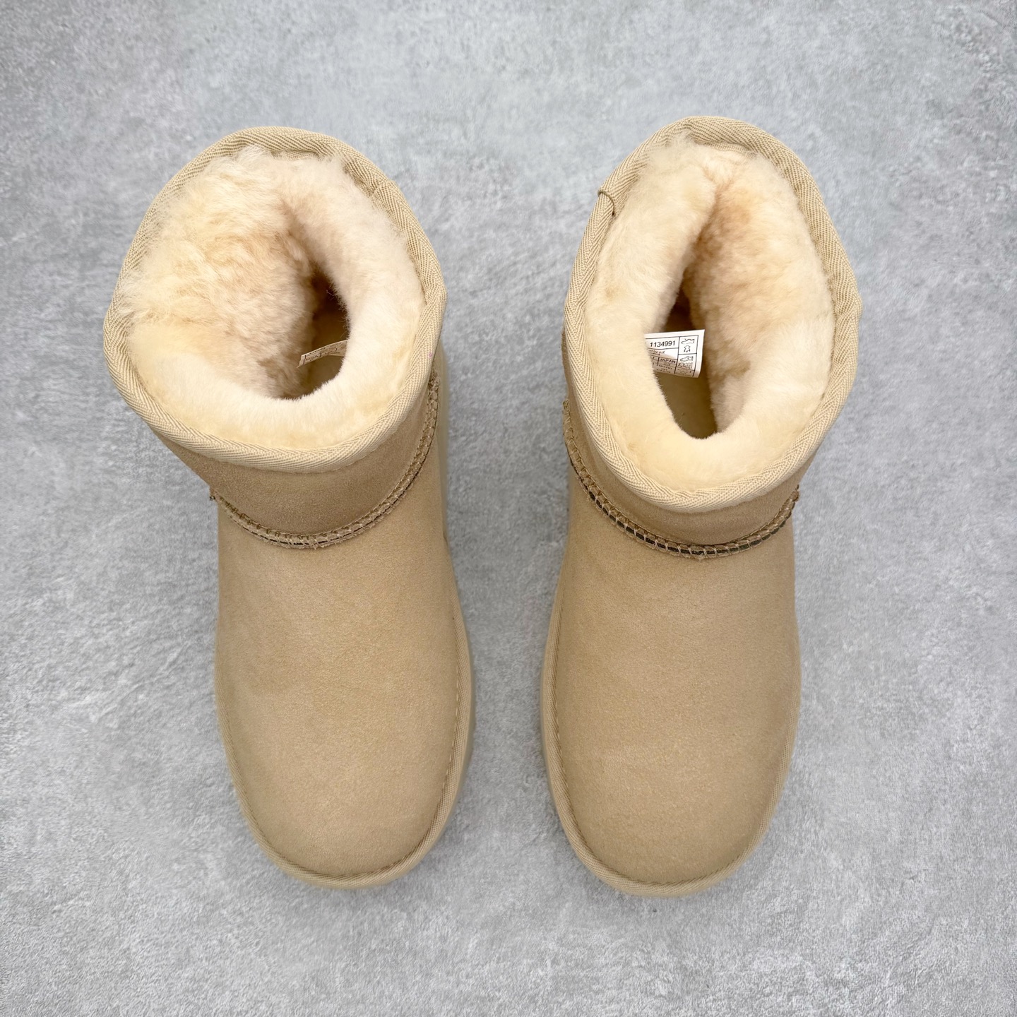 图片[2]-＃福利特价 UGG 4991 经典秋冬羊皮毛一体雪地靴 隆丰A级澳洲进口羊皮毛一体 完全遵循ZP工艺流程 代工厂原厂版师 秉承无原鞋不开发选择 注重每一处细节 市面最正版型 TREADLITE\\\”轻翼\\\”科技外底 轻便/耐用/柔韧/桩型【售后郑重承诺】一个月内若出现重大脱胶/断底等质量问题 直接为您换新 翻毛皮鞋面 细腻亲肤再生聚酯纤维滚边 舒适易打理 保暖性佳 UGG plush™ 里衬和内底 茸软亲肤 舒适暖足 经典鞋型搭配轻盈厚底 稳稳拿捏秋冬出街时髦造型 Treadlite by UGG 轻翼大底 轻盈缓震 为双足减负 舒适轻便 助你轻松畅玩整天 尺码：35 36 37 38 39 40-选品中心