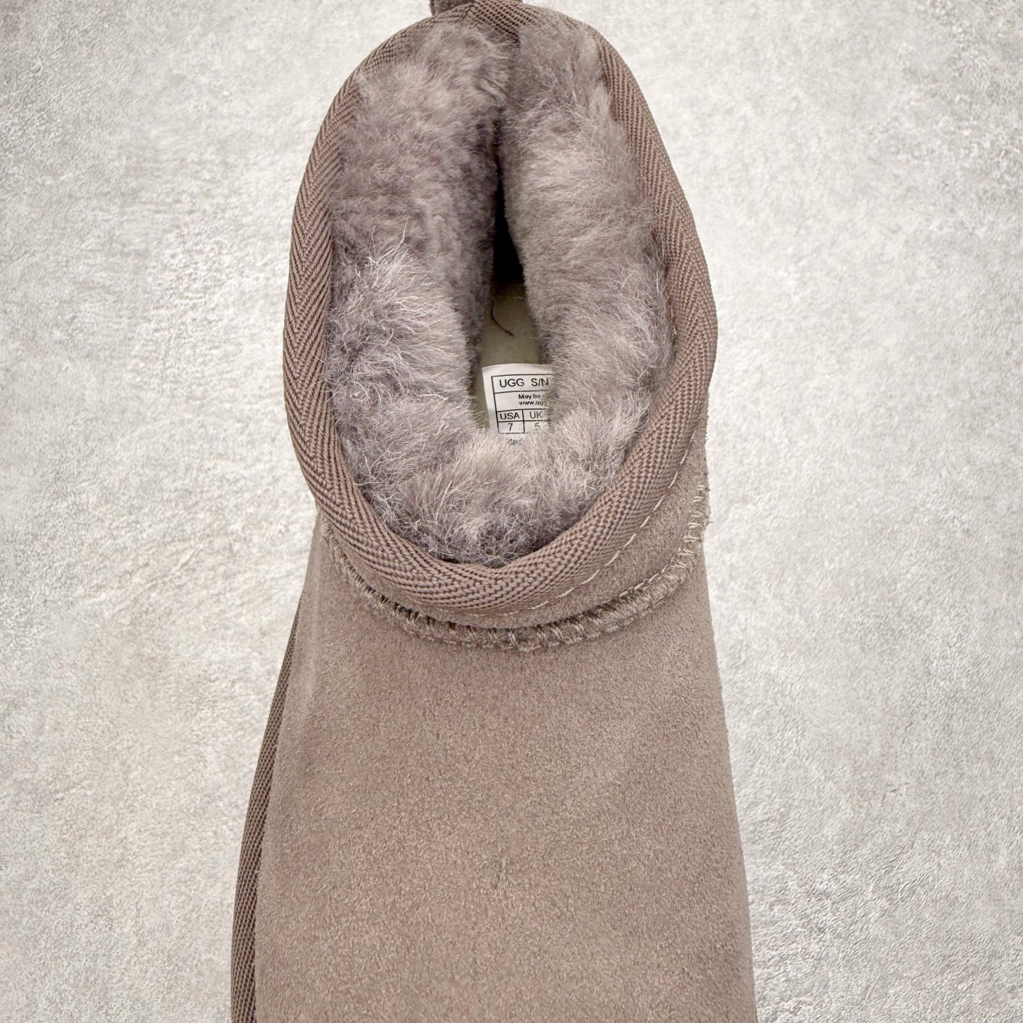 图片[5]-＃福利特价 UGG 4991 经典秋冬羊皮毛一体雪地靴 隆丰A级澳洲进口羊皮毛一体 完全遵循ZP工艺流程 代工厂原厂版师 秉承无原鞋不开发选择 注重每一处细节 市面最正版型 TREADLITE\\\”轻翼\\\”科技外底 轻便/耐用/柔韧/桩型【售后郑重承诺】一个月内若出现重大脱胶/断底等质量问题 直接为您换新 翻毛皮鞋面 细腻亲肤再生聚酯纤维滚边 舒适易打理 保暖性佳 UGG plush™ 里衬和内底 茸软亲肤 舒适暖足 经典鞋型搭配轻盈厚底 稳稳拿捏秋冬出街时髦造型 Treadlite by UGG 轻翼大底 轻盈缓震 为双足减负 舒适轻便 助你轻松畅玩整天 尺码：35 36 37 38 39 40-选品中心