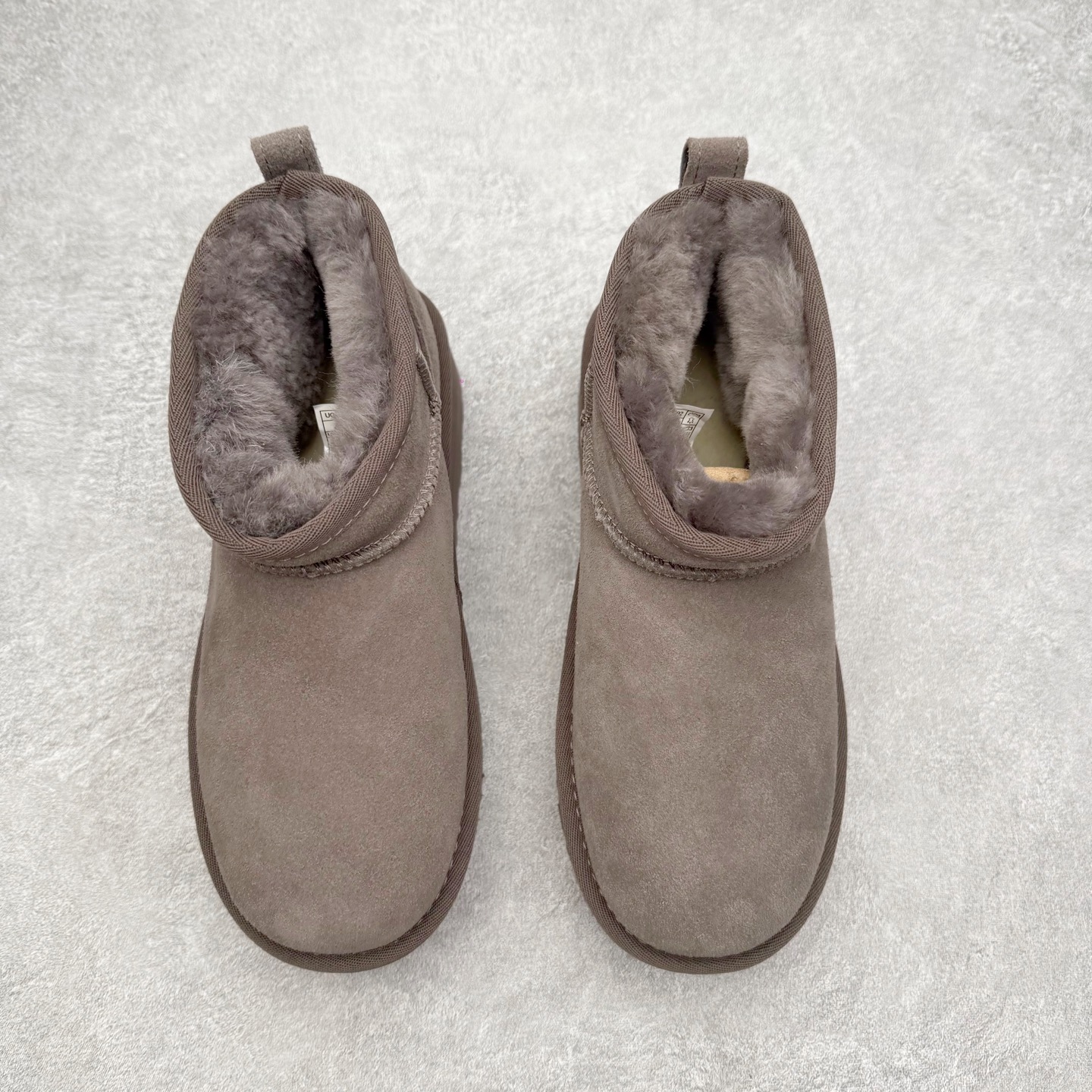 图片[2]-＃福利特价 UGG 4991 经典秋冬羊皮毛一体雪地靴 隆丰A级澳洲进口羊皮毛一体 完全遵循ZP工艺流程 代工厂原厂版师 秉承无原鞋不开发选择 注重每一处细节 市面最正版型 TREADLITE\\\”轻翼\\\”科技外底 轻便/耐用/柔韧/桩型【售后郑重承诺】一个月内若出现重大脱胶/断底等质量问题 直接为您换新 翻毛皮鞋面 细腻亲肤再生聚酯纤维滚边 舒适易打理 保暖性佳 UGG plush™ 里衬和内底 茸软亲肤 舒适暖足 经典鞋型搭配轻盈厚底 稳稳拿捏秋冬出街时髦造型 Treadlite by UGG 轻翼大底 轻盈缓震 为双足减负 舒适轻便 助你轻松畅玩整天 尺码：35 36 37 38 39 40-选品中心