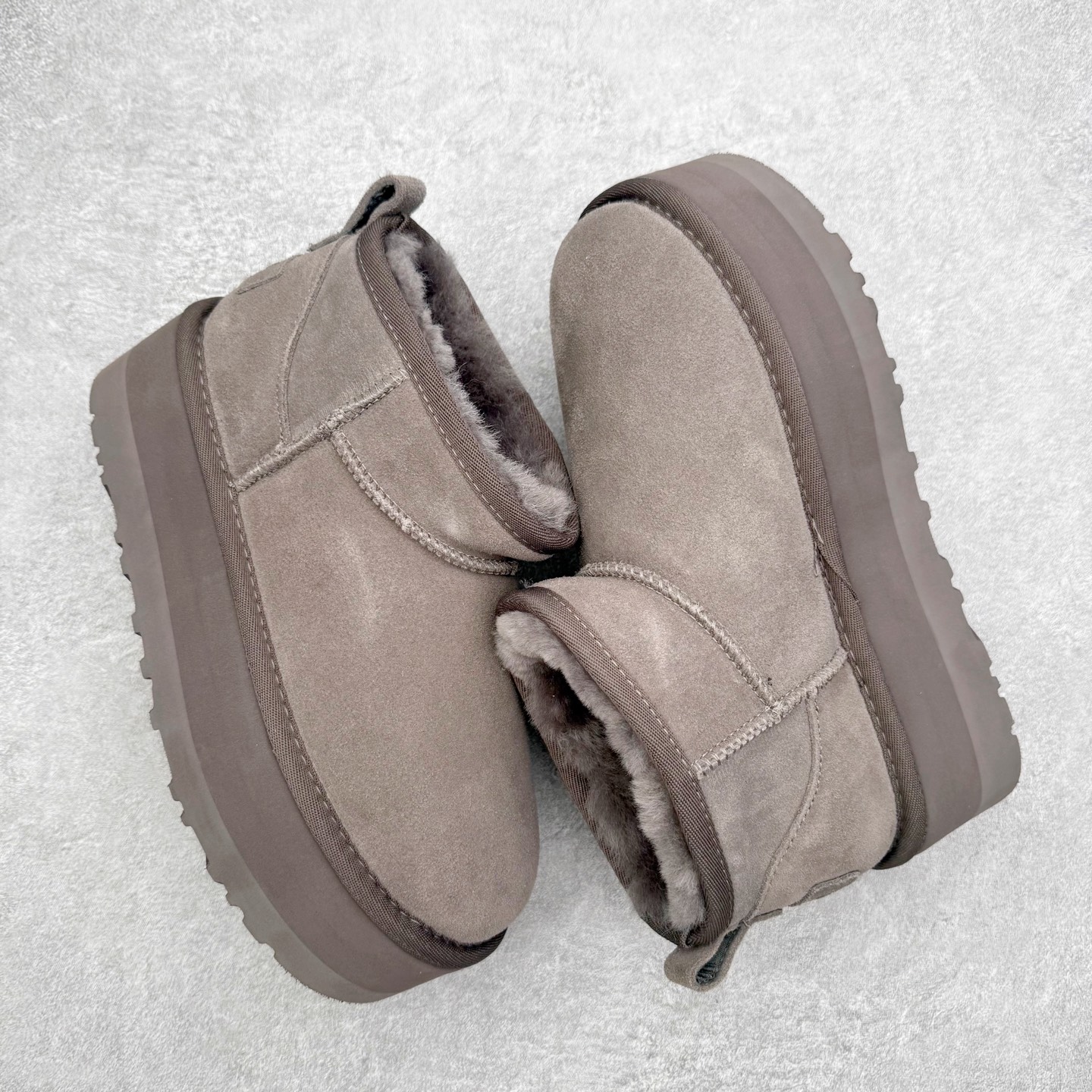 图片[3]-＃福利特价 UGG 4991 经典秋冬羊皮毛一体雪地靴 隆丰A级澳洲进口羊皮毛一体 完全遵循ZP工艺流程 代工厂原厂版师 秉承无原鞋不开发选择 注重每一处细节 市面最正版型 TREADLITE\\\”轻翼\\\”科技外底 轻便/耐用/柔韧/桩型【售后郑重承诺】一个月内若出现重大脱胶/断底等质量问题 直接为您换新 翻毛皮鞋面 细腻亲肤再生聚酯纤维滚边 舒适易打理 保暖性佳 UGG plush™ 里衬和内底 茸软亲肤 舒适暖足 经典鞋型搭配轻盈厚底 稳稳拿捏秋冬出街时髦造型 Treadlite by UGG 轻翼大底 轻盈缓震 为双足减负 舒适轻便 助你轻松畅玩整天 尺码：35 36 37 38 39 40-选品中心