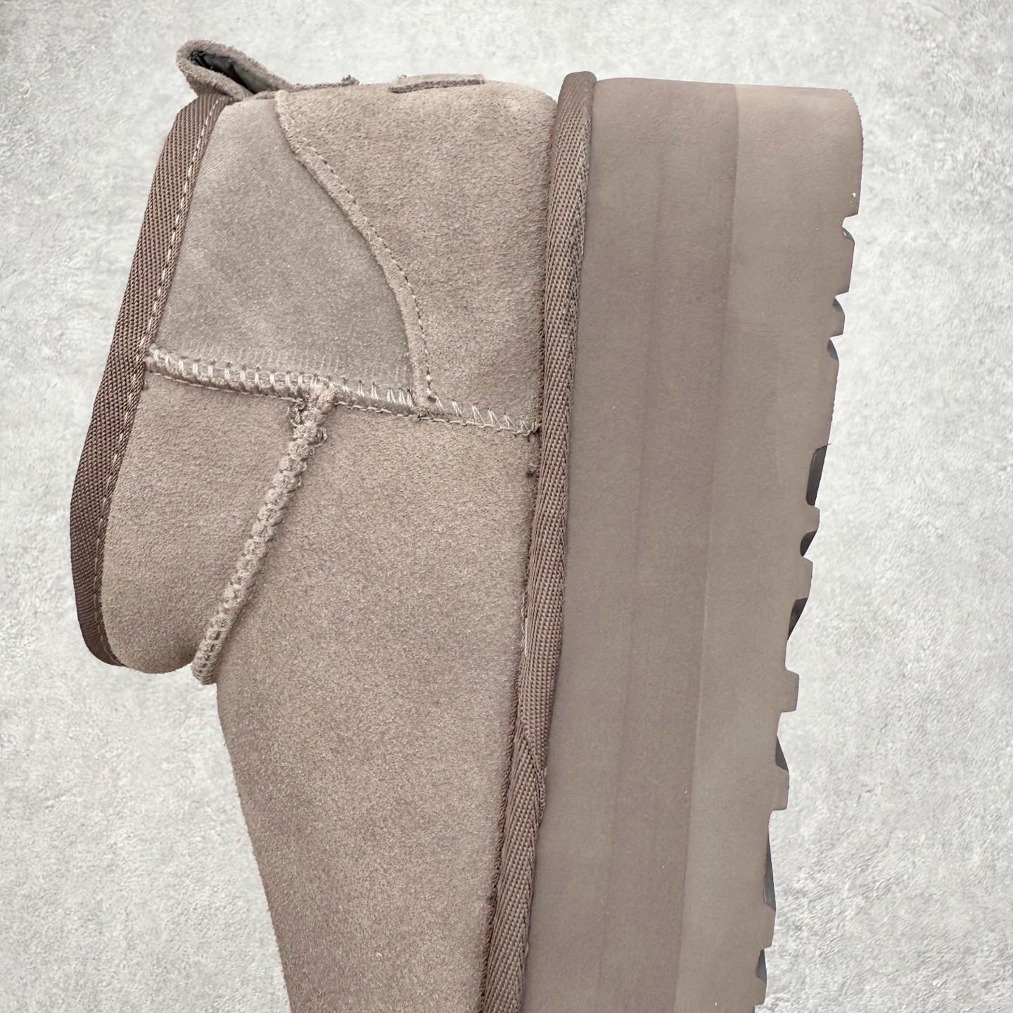 图片[7]-＃福利特价 UGG 4991 经典秋冬羊皮毛一体雪地靴 隆丰A级澳洲进口羊皮毛一体 完全遵循ZP工艺流程 代工厂原厂版师 秉承无原鞋不开发选择 注重每一处细节 市面最正版型 TREADLITE\\\”轻翼\\\”科技外底 轻便/耐用/柔韧/桩型【售后郑重承诺】一个月内若出现重大脱胶/断底等质量问题 直接为您换新 翻毛皮鞋面 细腻亲肤再生聚酯纤维滚边 舒适易打理 保暖性佳 UGG plush™ 里衬和内底 茸软亲肤 舒适暖足 经典鞋型搭配轻盈厚底 稳稳拿捏秋冬出街时髦造型 Treadlite by UGG 轻翼大底 轻盈缓震 为双足减负 舒适轻便 助你轻松畅玩整天 尺码：35 36 37 38 39 40-选品中心