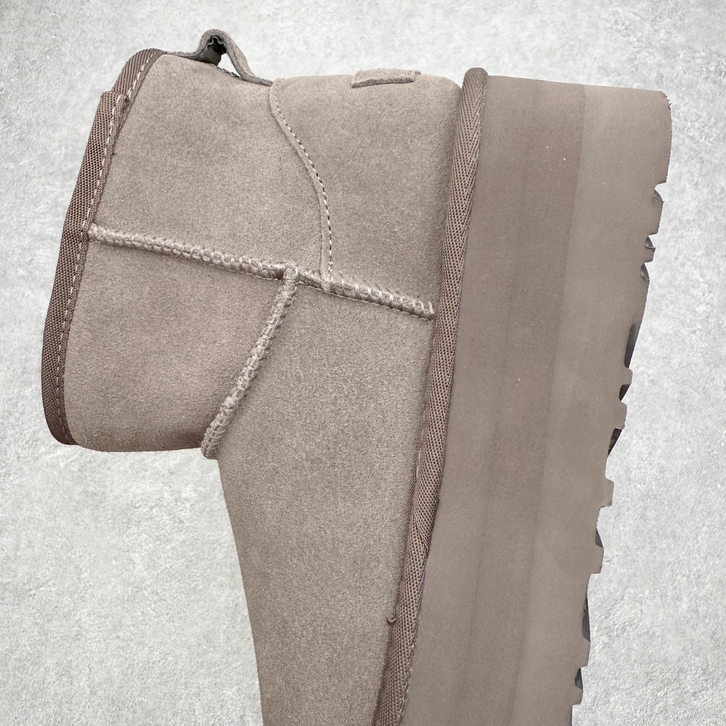 图片[7]-＃福利特价 UGG 4991 经典秋冬羊皮毛一体雪地靴 隆丰A级澳洲进口羊皮毛一体 完全遵循ZP工艺流程 代工厂原厂版师 秉承无原鞋不开发选择 注重每一处细节 市面最正版型 TREADLITE\\\”轻翼\\\”科技外底 轻便/耐用/柔韧/桩型【售后郑重承诺】一个月内若出现重大脱胶/断底等质量问题 直接为您换新 翻毛皮鞋面 细腻亲肤再生聚酯纤维滚边 舒适易打理 保暖性佳 UGG plush™ 里衬和内底 茸软亲肤 舒适暖足 经典鞋型搭配轻盈厚底 稳稳拿捏秋冬出街时髦造型 Treadlite by UGG 轻翼大底 轻盈缓震 为双足减负 舒适轻便 助你轻松畅玩整天 尺码：35 36 37 38 39 40-选品中心