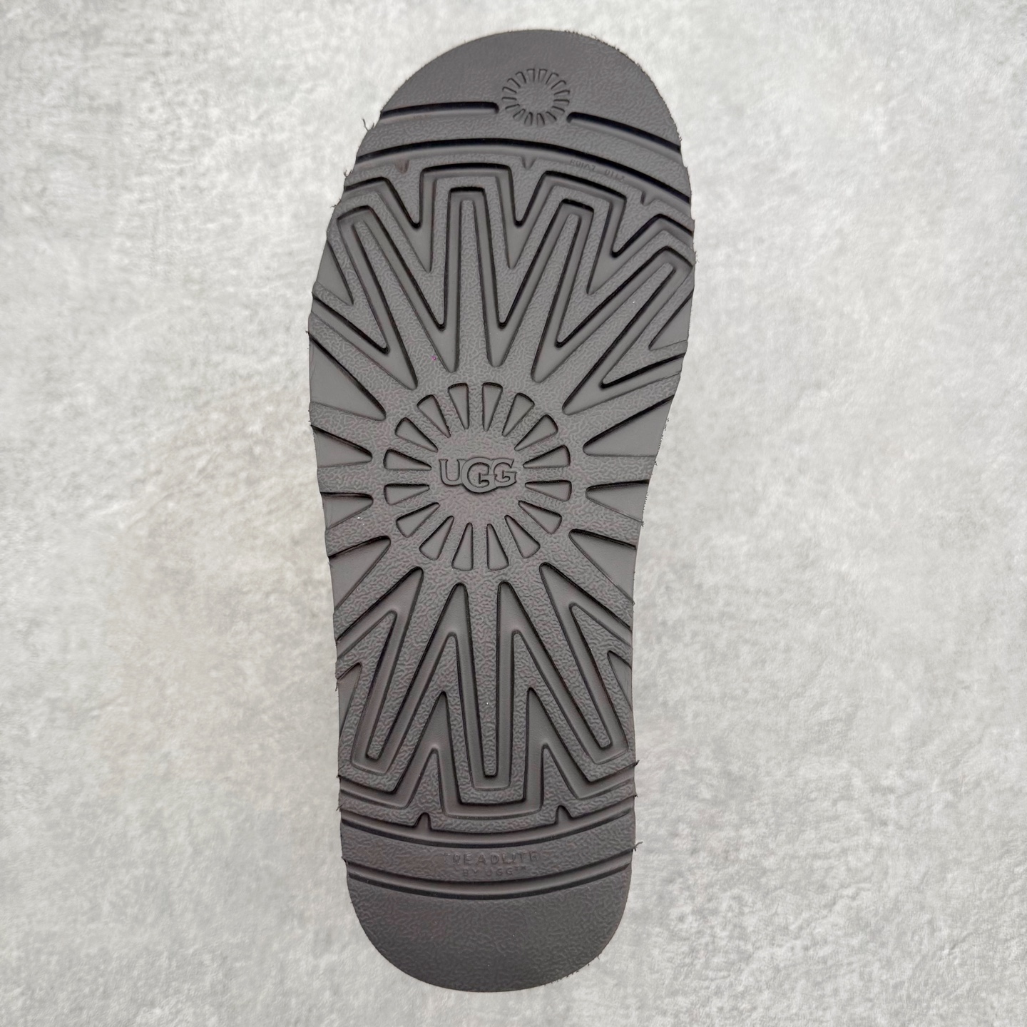 图片[9]-＃福利特价 UGG 4991 经典秋冬羊皮毛一体雪地靴 隆丰A级澳洲进口羊皮毛一体 完全遵循ZP工艺流程 代工厂原厂版师 秉承无原鞋不开发选择 注重每一处细节 市面最正版型 TREADLITE\\\”轻翼\\\”科技外底 轻便/耐用/柔韧/桩型【售后郑重承诺】一个月内若出现重大脱胶/断底等质量问题 直接为您换新 翻毛皮鞋面 细腻亲肤再生聚酯纤维滚边 舒适易打理 保暖性佳 UGG plush™ 里衬和内底 茸软亲肤 舒适暖足 经典鞋型搭配轻盈厚底 稳稳拿捏秋冬出街时髦造型 Treadlite by UGG 轻翼大底 轻盈缓震 为双足减负 舒适轻便 助你轻松畅玩整天 尺码：35 36 37 38 39 40-选品中心