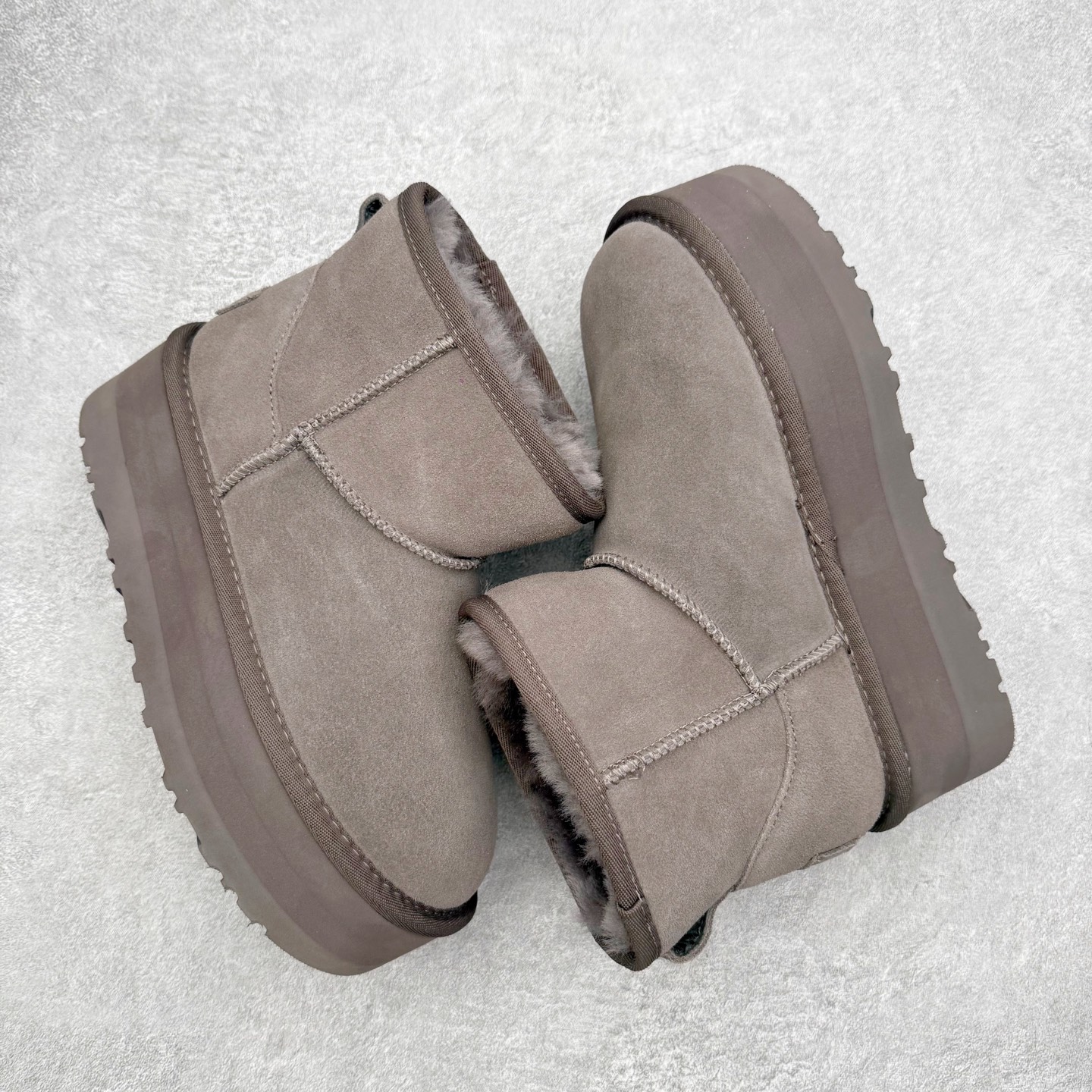 图片[3]-＃福利特价 UGG 4991 经典秋冬羊皮毛一体雪地靴 隆丰A级澳洲进口羊皮毛一体 完全遵循ZP工艺流程 代工厂原厂版师 秉承无原鞋不开发选择 注重每一处细节 市面最正版型 TREADLITE\\\”轻翼\\\”科技外底 轻便/耐用/柔韧/桩型【售后郑重承诺】一个月内若出现重大脱胶/断底等质量问题 直接为您换新 翻毛皮鞋面 细腻亲肤再生聚酯纤维滚边 舒适易打理 保暖性佳 UGG plush™ 里衬和内底 茸软亲肤 舒适暖足 经典鞋型搭配轻盈厚底 稳稳拿捏秋冬出街时髦造型 Treadlite by UGG 轻翼大底 轻盈缓震 为双足减负 舒适轻便 助你轻松畅玩整天 尺码：35 36 37 38 39 40-选品中心