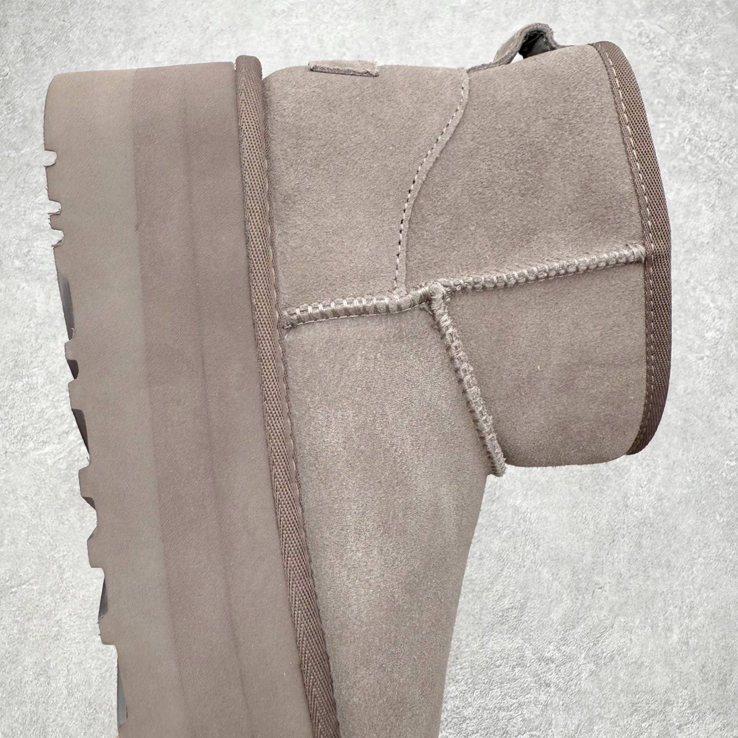 图片[6]-＃福利特价 UGG 4991 经典秋冬羊皮毛一体雪地靴 隆丰A级澳洲进口羊皮毛一体 完全遵循ZP工艺流程 代工厂原厂版师 秉承无原鞋不开发选择 注重每一处细节 市面最正版型 TREADLITE\\\”轻翼\\\”科技外底 轻便/耐用/柔韧/桩型【售后郑重承诺】一个月内若出现重大脱胶/断底等质量问题 直接为您换新 翻毛皮鞋面 细腻亲肤再生聚酯纤维滚边 舒适易打理 保暖性佳 UGG plush™ 里衬和内底 茸软亲肤 舒适暖足 经典鞋型搭配轻盈厚底 稳稳拿捏秋冬出街时髦造型 Treadlite by UGG 轻翼大底 轻盈缓震 为双足减负 舒适轻便 助你轻松畅玩整天 尺码：35 36 37 38 39 40-选品中心