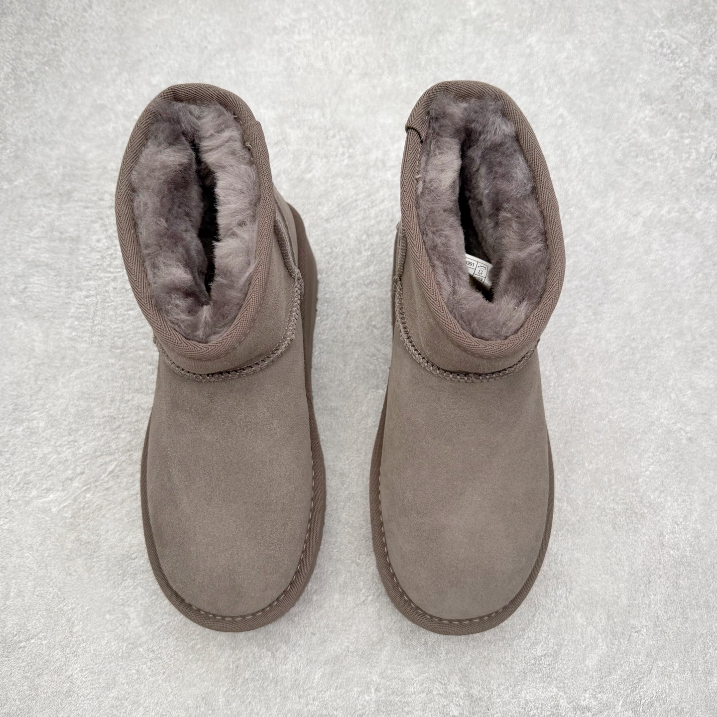 图片[2]-＃福利特价 UGG 4991 经典秋冬羊皮毛一体雪地靴 隆丰A级澳洲进口羊皮毛一体 完全遵循ZP工艺流程 代工厂原厂版师 秉承无原鞋不开发选择 注重每一处细节 市面最正版型 TREADLITE\\\”轻翼\\\”科技外底 轻便/耐用/柔韧/桩型【售后郑重承诺】一个月内若出现重大脱胶/断底等质量问题 直接为您换新 翻毛皮鞋面 细腻亲肤再生聚酯纤维滚边 舒适易打理 保暖性佳 UGG plush™ 里衬和内底 茸软亲肤 舒适暖足 经典鞋型搭配轻盈厚底 稳稳拿捏秋冬出街时髦造型 Treadlite by UGG 轻翼大底 轻盈缓震 为双足减负 舒适轻便 助你轻松畅玩整天 尺码：35 36 37 38 39 40-选品中心