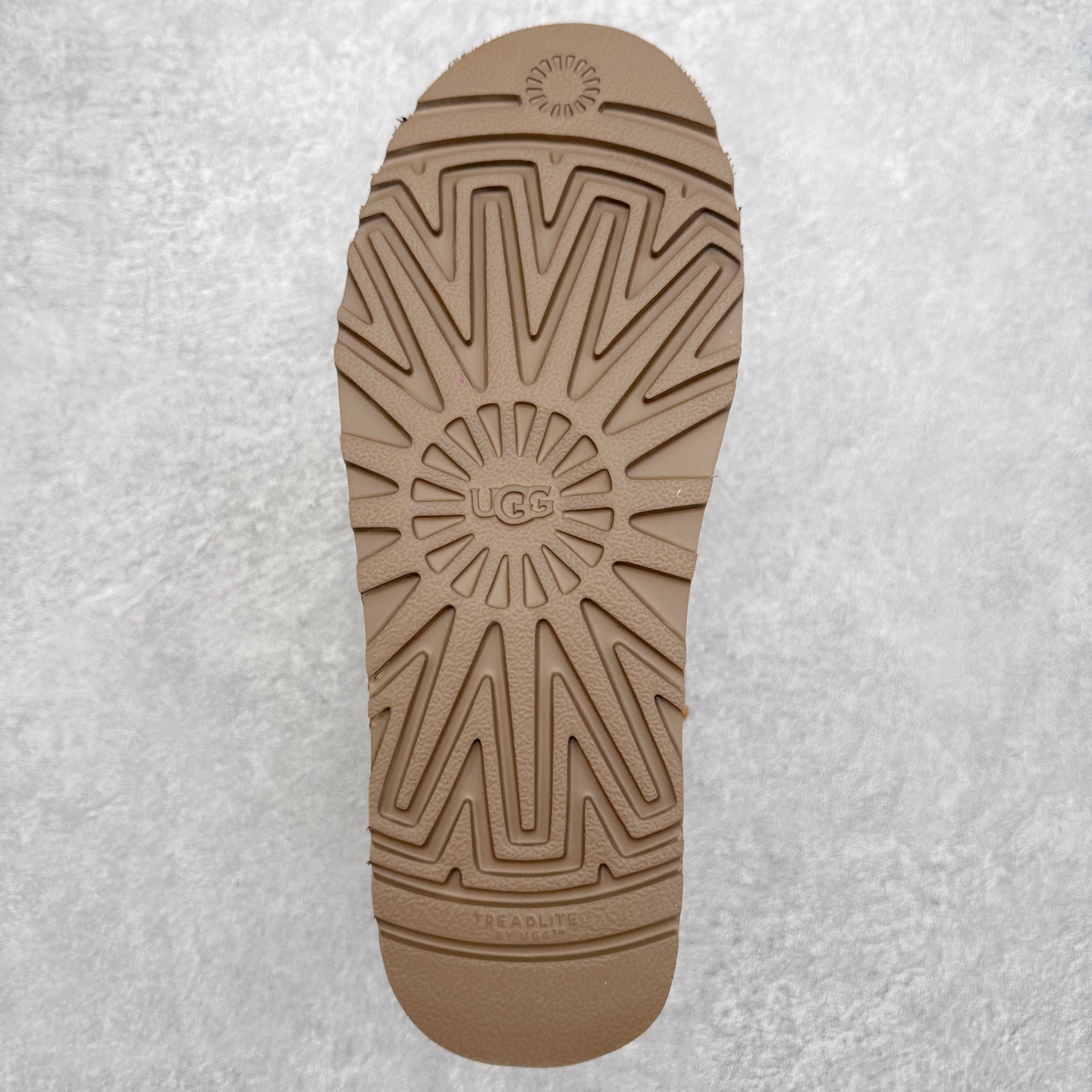 图片[9]-＃福利特价 UGG 4991 经典秋冬羊皮毛一体雪地靴 隆丰A级澳洲进口羊皮毛一体 完全遵循ZP工艺流程 代工厂原厂版师 秉承无原鞋不开发选择 注重每一处细节 市面最正版型 TREADLITE\\\”轻翼\\\”科技外底 轻便/耐用/柔韧/桩型【售后郑重承诺】一个月内若出现重大脱胶/断底等质量问题 直接为您换新 翻毛皮鞋面 细腻亲肤再生聚酯纤维滚边 舒适易打理 保暖性佳 UGG plush™ 里衬和内底 茸软亲肤 舒适暖足 经典鞋型搭配轻盈厚底 稳稳拿捏秋冬出街时髦造型 Treadlite by UGG 轻翼大底 轻盈缓震 为双足减负 舒适轻便 助你轻松畅玩整天 尺码：35 36 37 38 39 40-选品中心