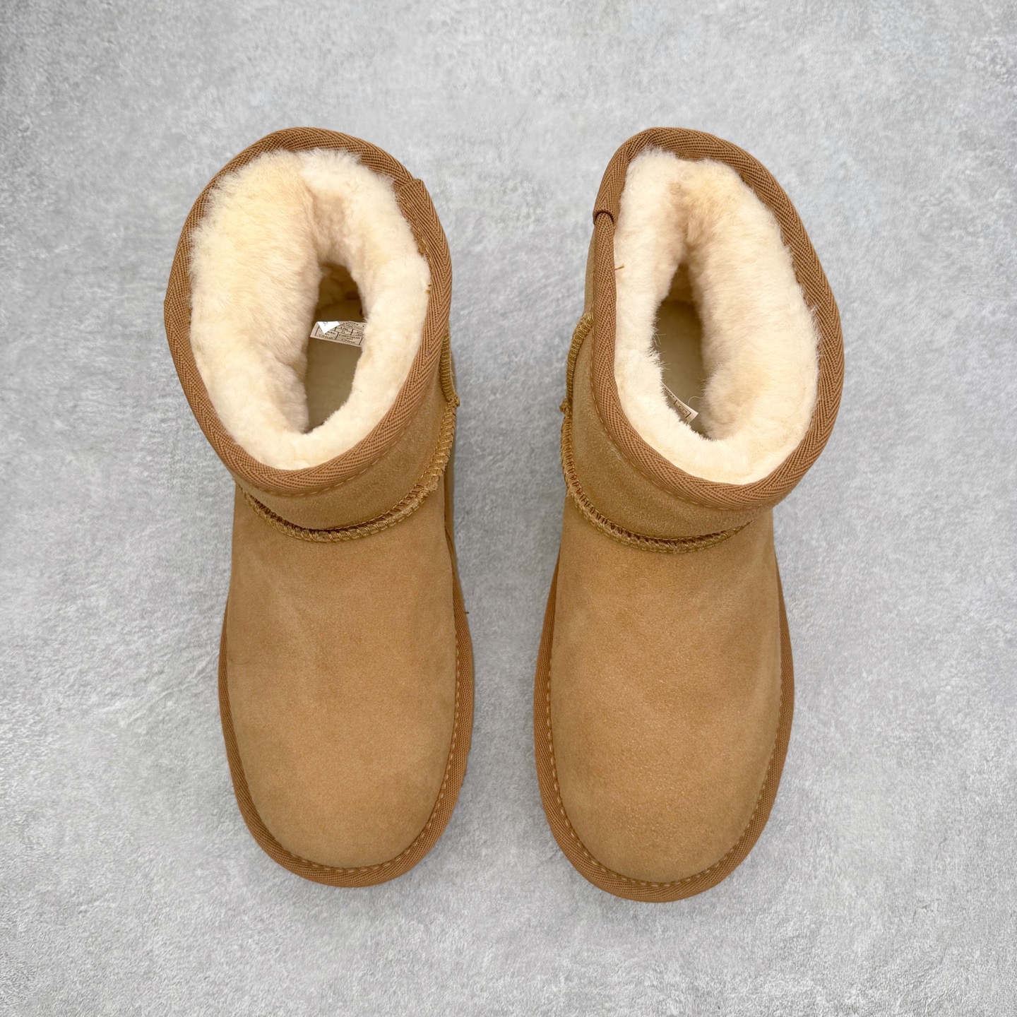 图片[2]-＃福利特价 UGG 4991 经典秋冬羊皮毛一体雪地靴 隆丰A级澳洲进口羊皮毛一体 完全遵循ZP工艺流程 代工厂原厂版师 秉承无原鞋不开发选择 注重每一处细节 市面最正版型 TREADLITE\\\”轻翼\\\”科技外底 轻便/耐用/柔韧/桩型【售后郑重承诺】一个月内若出现重大脱胶/断底等质量问题 直接为您换新 翻毛皮鞋面 细腻亲肤再生聚酯纤维滚边 舒适易打理 保暖性佳 UGG plush™ 里衬和内底 茸软亲肤 舒适暖足 经典鞋型搭配轻盈厚底 稳稳拿捏秋冬出街时髦造型 Treadlite by UGG 轻翼大底 轻盈缓震 为双足减负 舒适轻便 助你轻松畅玩整天 尺码：35 36 37 38 39 40-选品中心