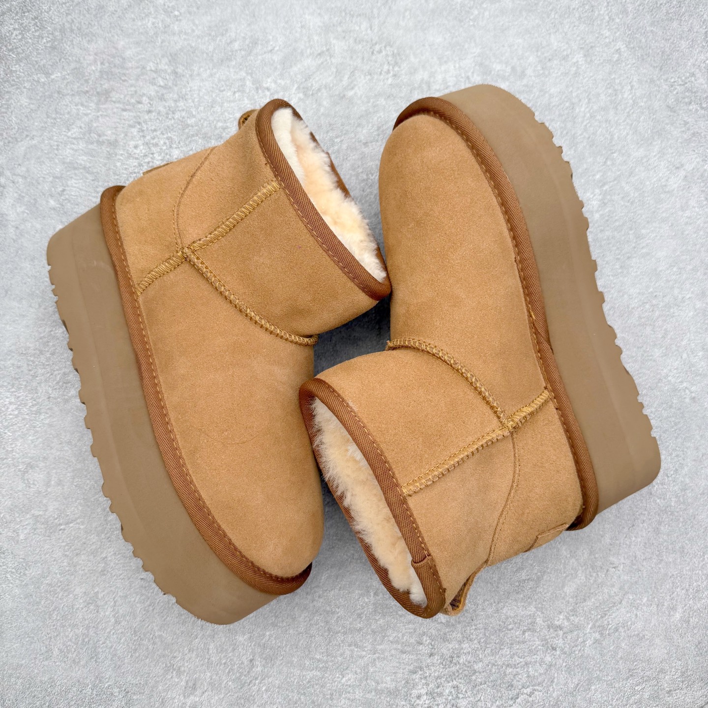 图片[3]-＃福利特价 UGG 4991 经典秋冬羊皮毛一体雪地靴 隆丰A级澳洲进口羊皮毛一体 完全遵循ZP工艺流程 代工厂原厂版师 秉承无原鞋不开发选择 注重每一处细节 市面最正版型 TREADLITE\\\”轻翼\\\”科技外底 轻便/耐用/柔韧/桩型【售后郑重承诺】一个月内若出现重大脱胶/断底等质量问题 直接为您换新 翻毛皮鞋面 细腻亲肤再生聚酯纤维滚边 舒适易打理 保暖性佳 UGG plush™ 里衬和内底 茸软亲肤 舒适暖足 经典鞋型搭配轻盈厚底 稳稳拿捏秋冬出街时髦造型 Treadlite by UGG 轻翼大底 轻盈缓震 为双足减负 舒适轻便 助你轻松畅玩整天 尺码：35 36 37 38 39 40-选品中心