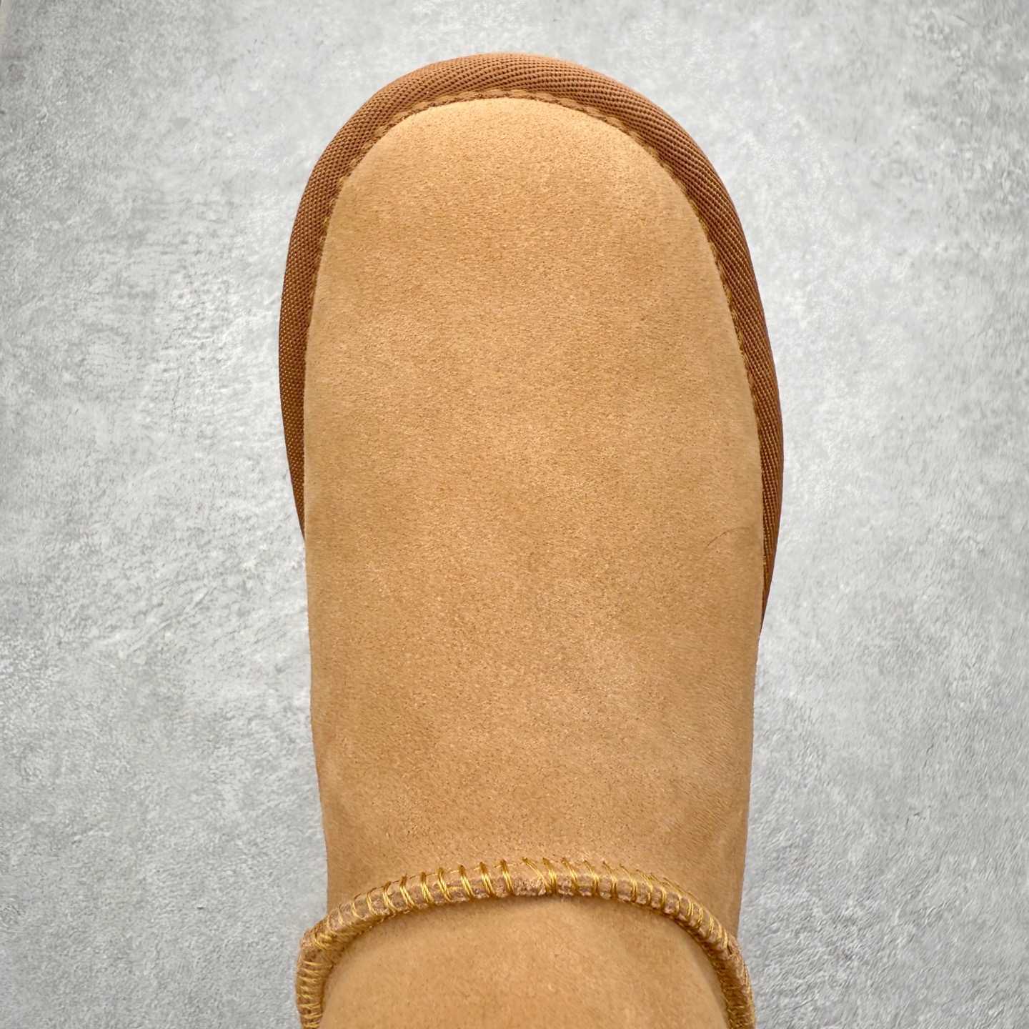 图片[4]-＃福利特价 UGG 4991 经典秋冬羊皮毛一体雪地靴 隆丰A级澳洲进口羊皮毛一体 完全遵循ZP工艺流程 代工厂原厂版师 秉承无原鞋不开发选择 注重每一处细节 市面最正版型 TREADLITE\\\”轻翼\\\”科技外底 轻便/耐用/柔韧/桩型【售后郑重承诺】一个月内若出现重大脱胶/断底等质量问题 直接为您换新 翻毛皮鞋面 细腻亲肤再生聚酯纤维滚边 舒适易打理 保暖性佳 UGG plush™ 里衬和内底 茸软亲肤 舒适暖足 经典鞋型搭配轻盈厚底 稳稳拿捏秋冬出街时髦造型 Treadlite by UGG 轻翼大底 轻盈缓震 为双足减负 舒适轻便 助你轻松畅玩整天 尺码：35 36 37 38 39 40-选品中心