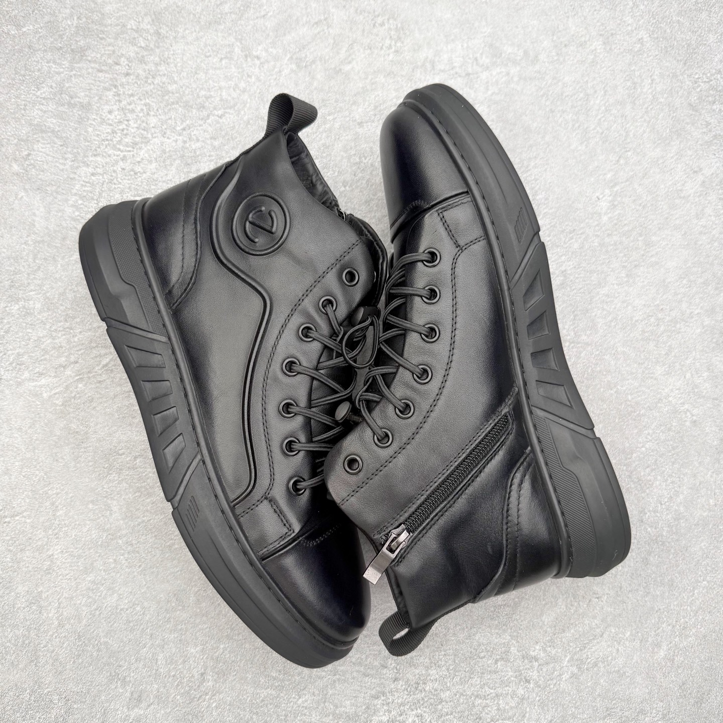 图片[3]-ECCO爱步舒适中高帮防泼水马丁靴 秋冬款时尚防滑工装靴男鞋 黑武士鞋 革新系列热门款式 臻选皮革 创新舒适 品质牛皮鞋面，轻盈柔韧 具有良好的透气性 魔术扣松紧鞋带 侧边拉链套脚 可自由调节松紧 PU中底，橡胶大底，抓地力强 具有良好的防滑耐磨性 时尚潮靴 自在型格 尺码：38 39 40 41 42 43 44（皮鞋码）-选品中心