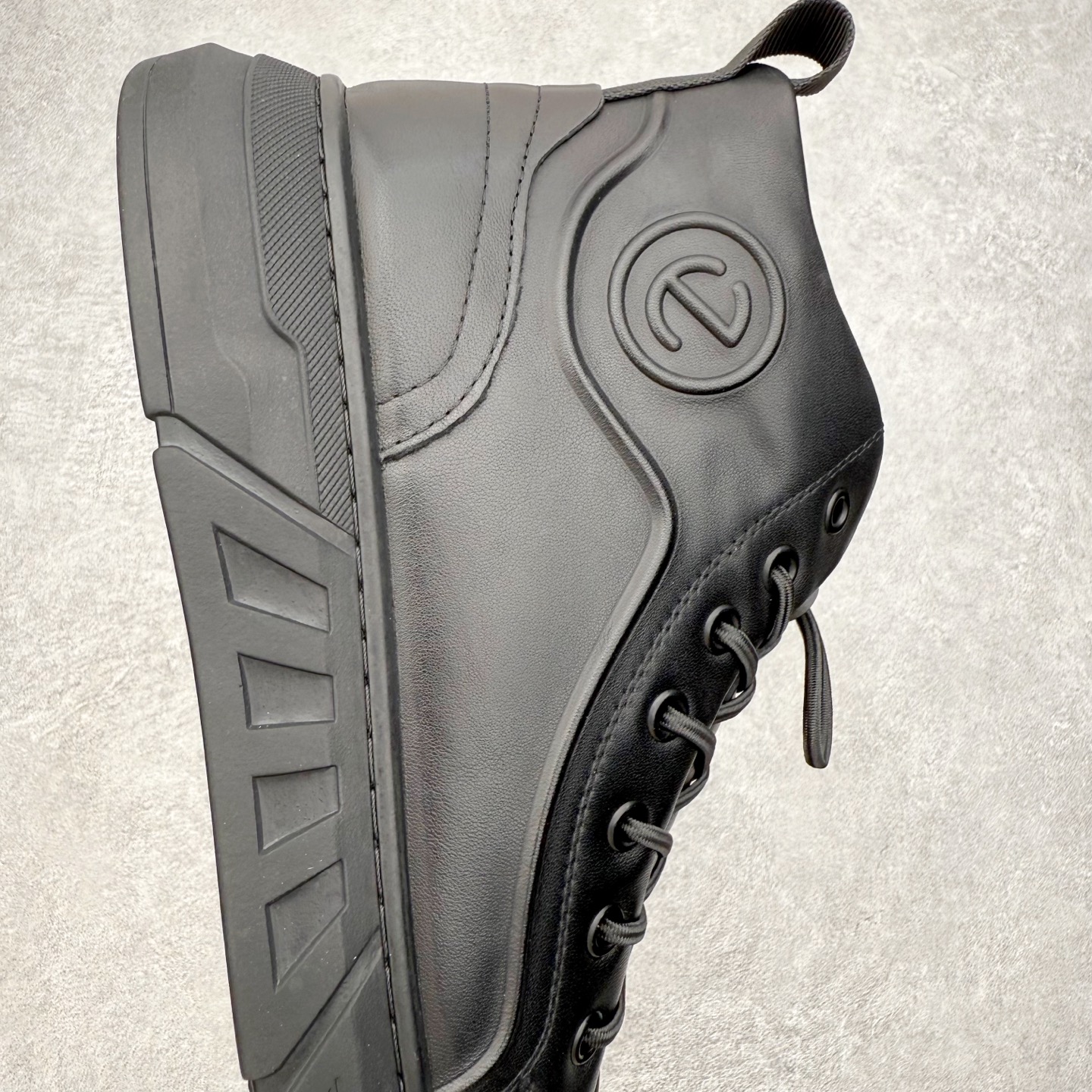 图片[6]-ECCO爱步舒适中高帮防泼水马丁靴 秋冬款时尚防滑工装靴男鞋 黑武士鞋 革新系列热门款式 臻选皮革 创新舒适 品质牛皮鞋面，轻盈柔韧 具有良好的透气性 魔术扣松紧鞋带 侧边拉链套脚 可自由调节松紧 PU中底，橡胶大底，抓地力强 具有良好的防滑耐磨性 时尚潮靴 自在型格 尺码：38 39 40 41 42 43 44（皮鞋码）-选品中心